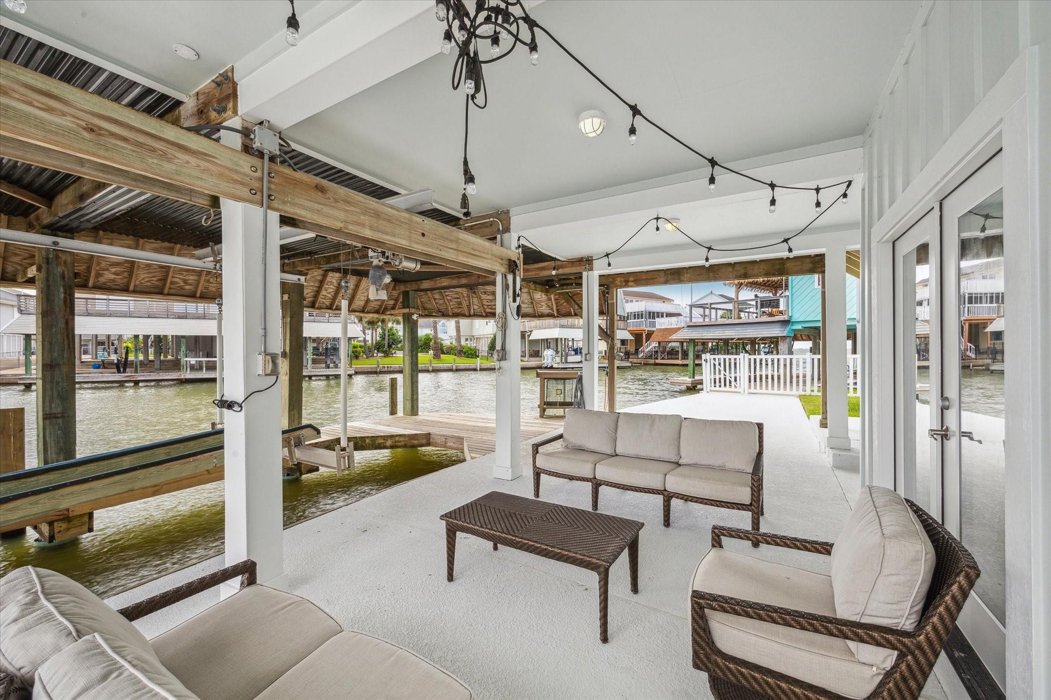 1226 Oahu Dr, Galveston, TX 77554