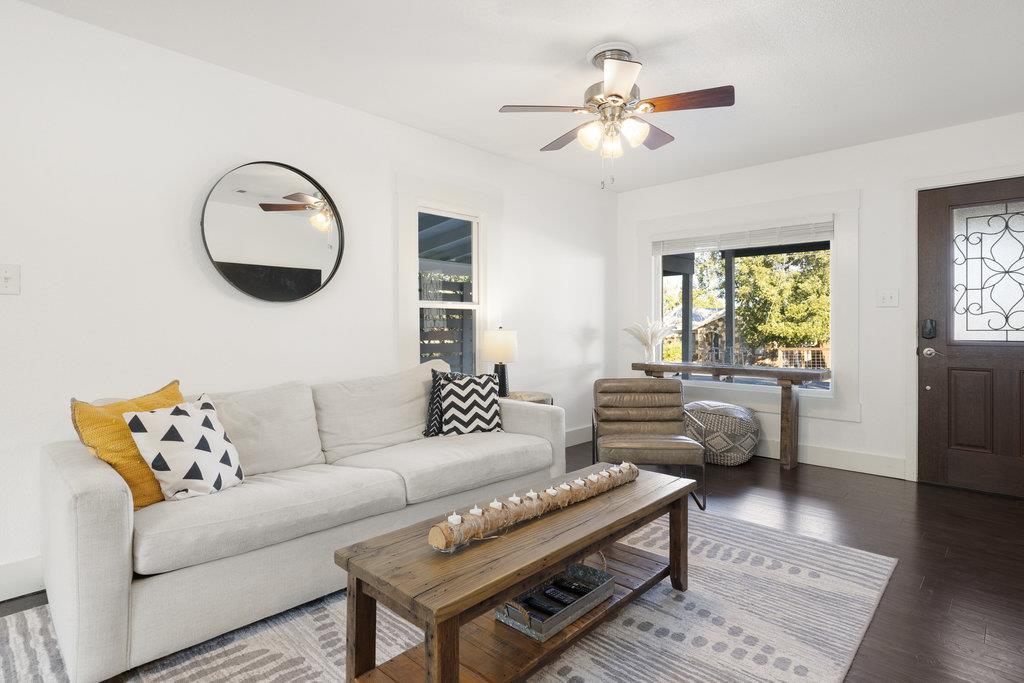 102 Ranchview Dr, Johnson City, TX 78636