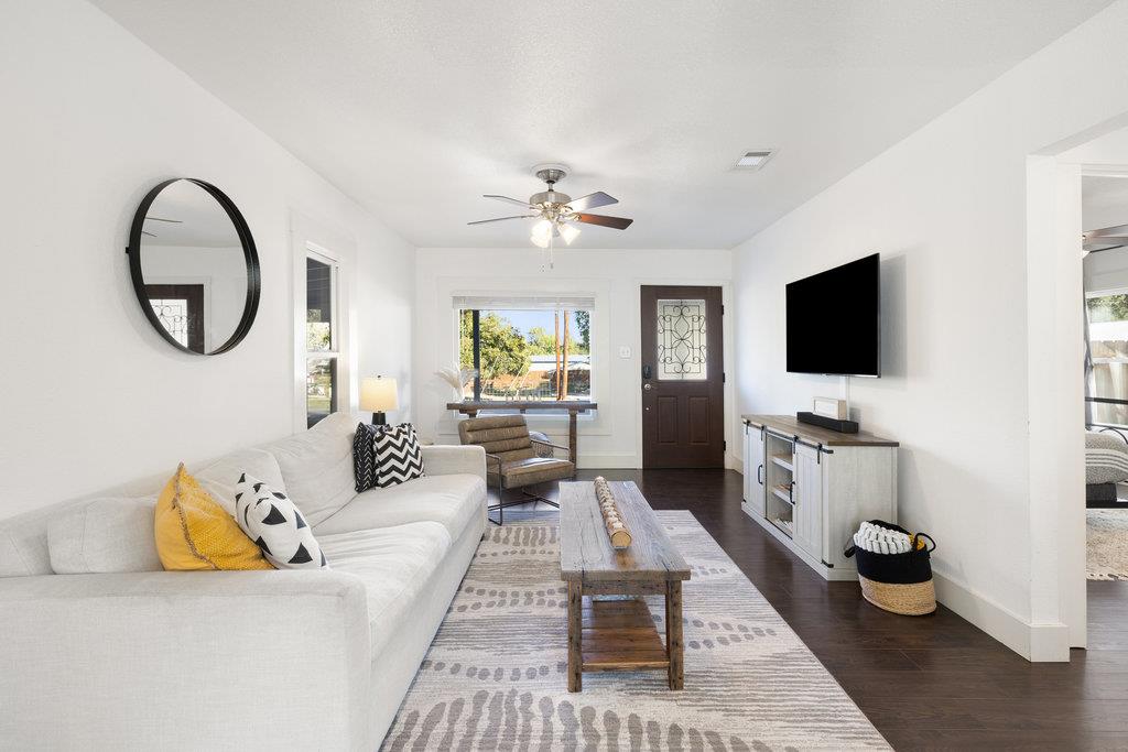 102 Ranchview Dr, Johnson City, TX 78636