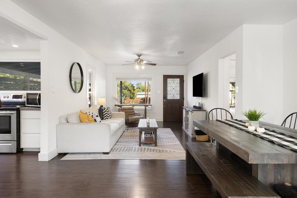 102 Ranchview Dr, Johnson City, TX 78636