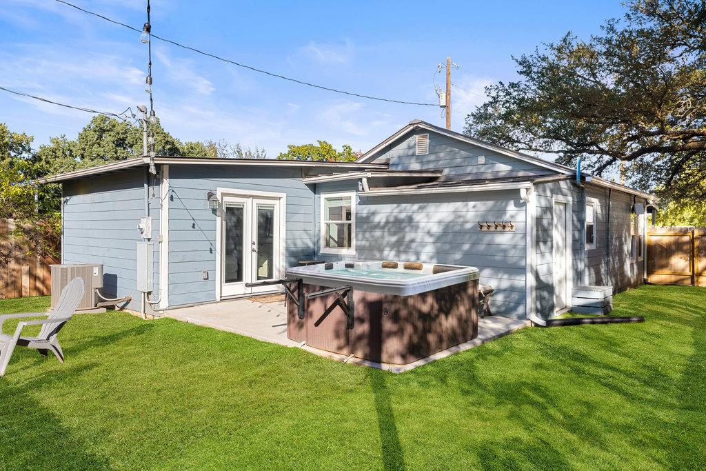 102 Ranchview Dr, Johnson City, TX 78636