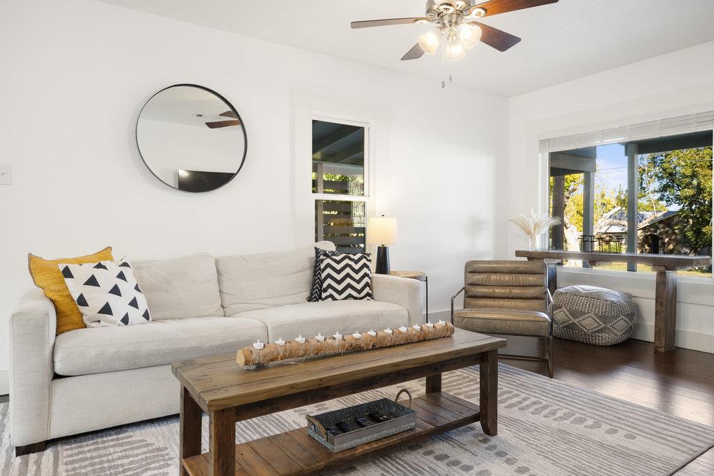 102 Ranchview Dr, Johnson City, TX 78636