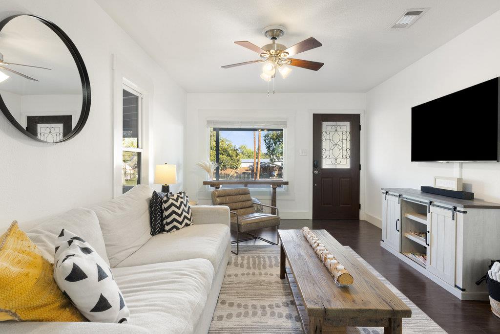 102 Ranchview Dr, Johnson City, TX 78636