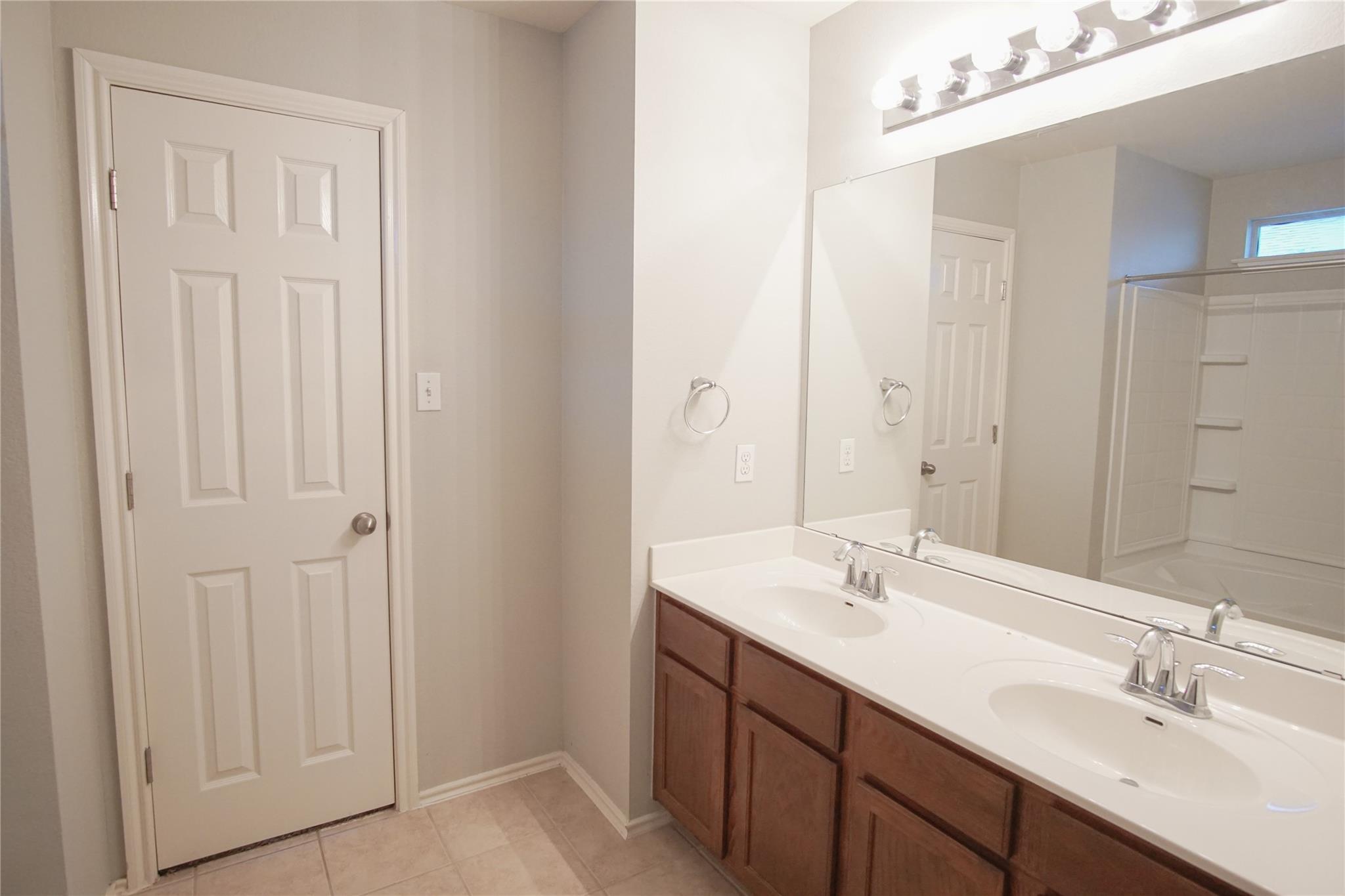 210 Kings Ridge Dr, Buda, TX 78610