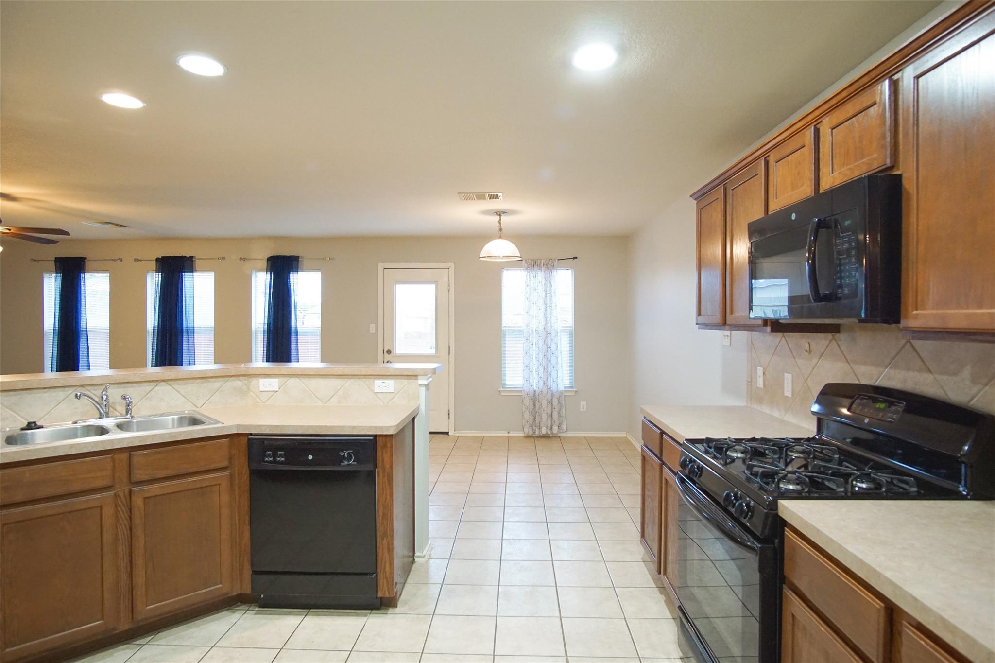 210 Kings Ridge Dr, Buda, TX 78610