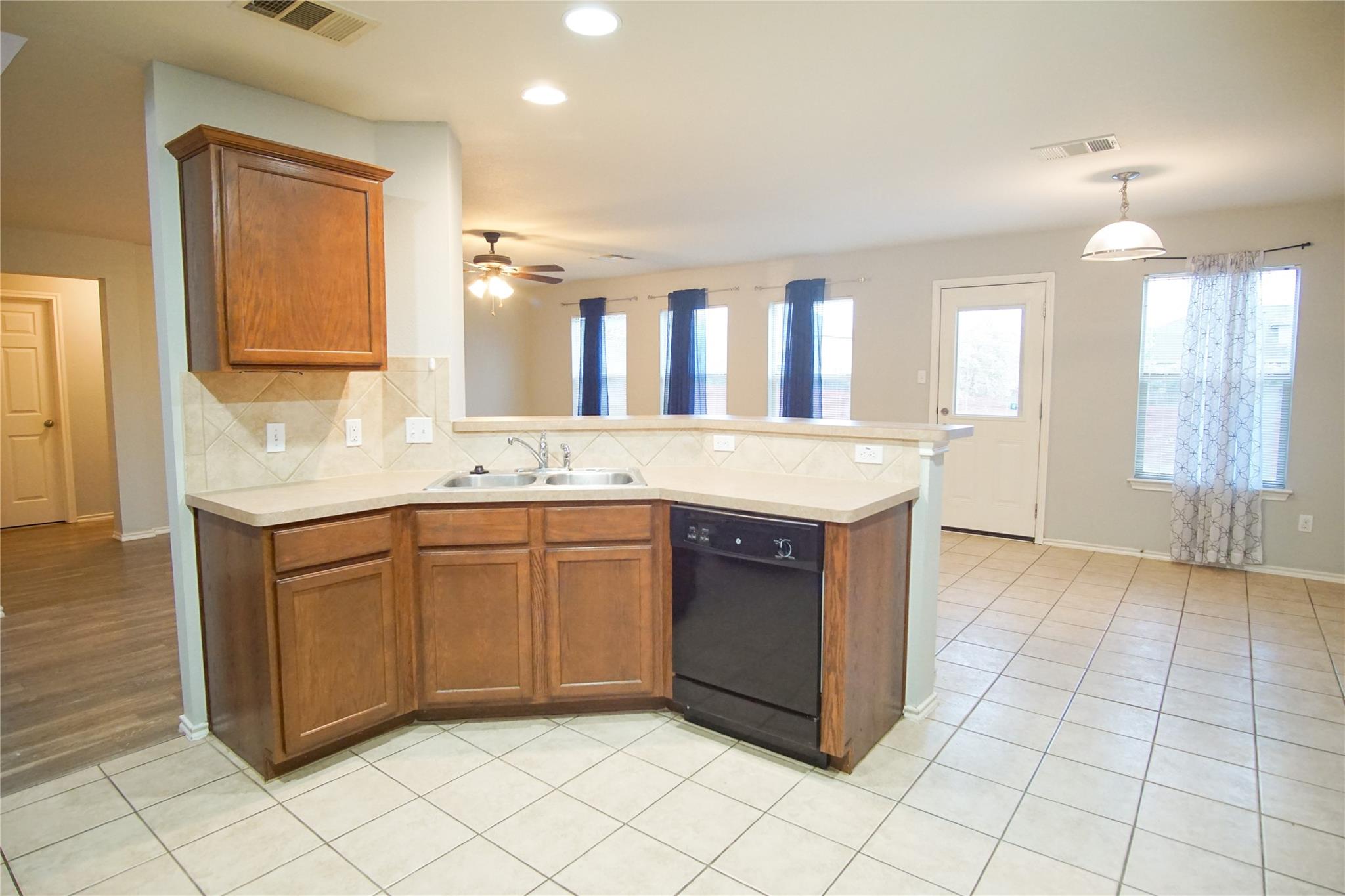 210 Kings Ridge Dr, Buda, TX 78610