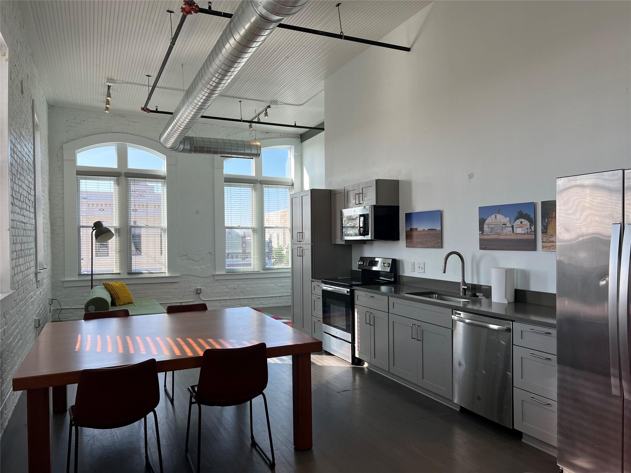 102 E 2nd St # 205, Taylor, TX 76574