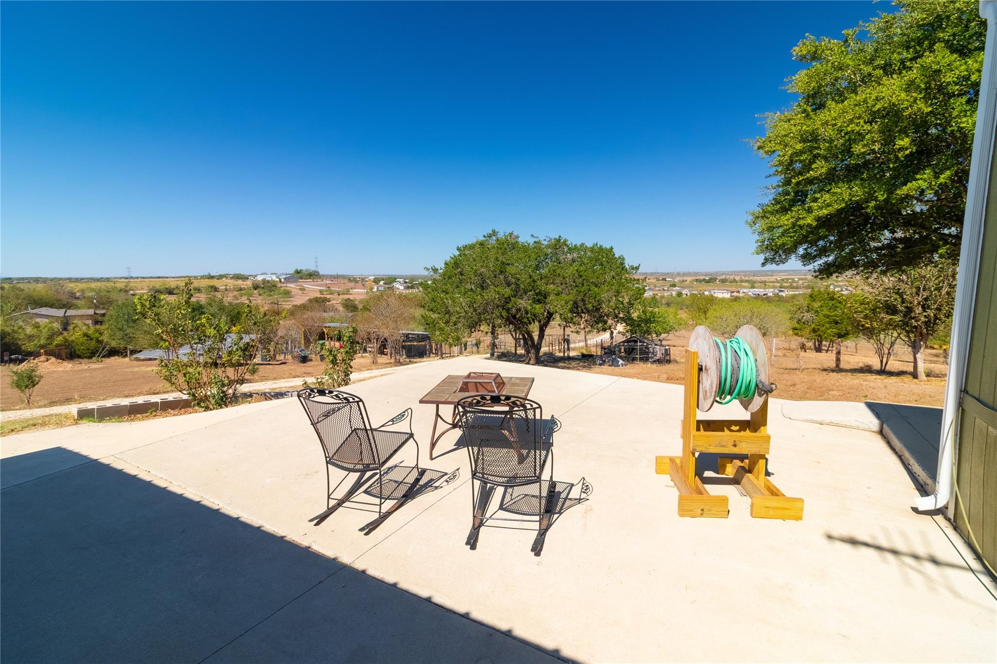 250 Rocky Rd, Lockhart, TX 78644