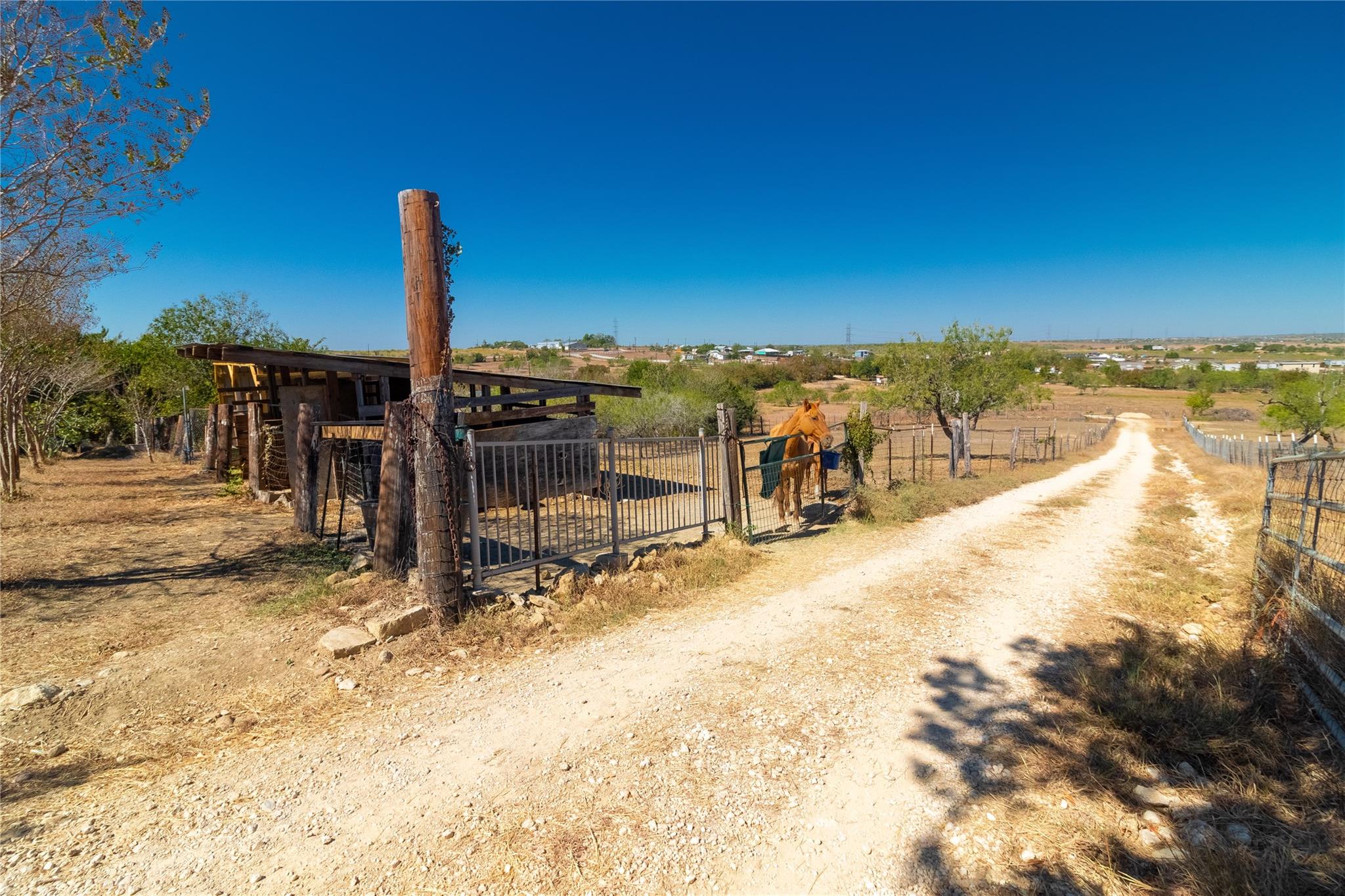 250 Rocky Rd, Lockhart, TX 78644