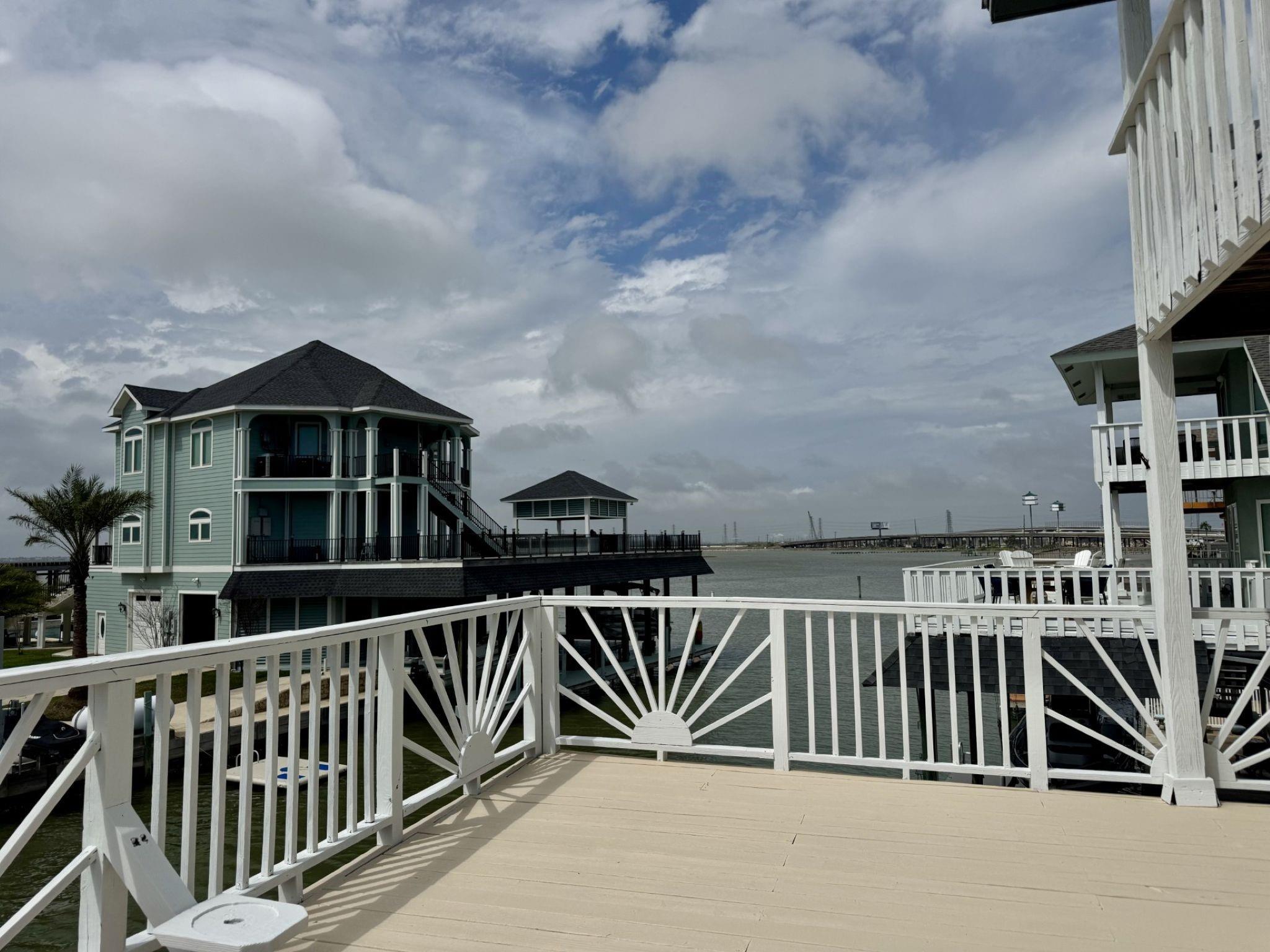 339 Admiral Cir, Galveston, TX 77554