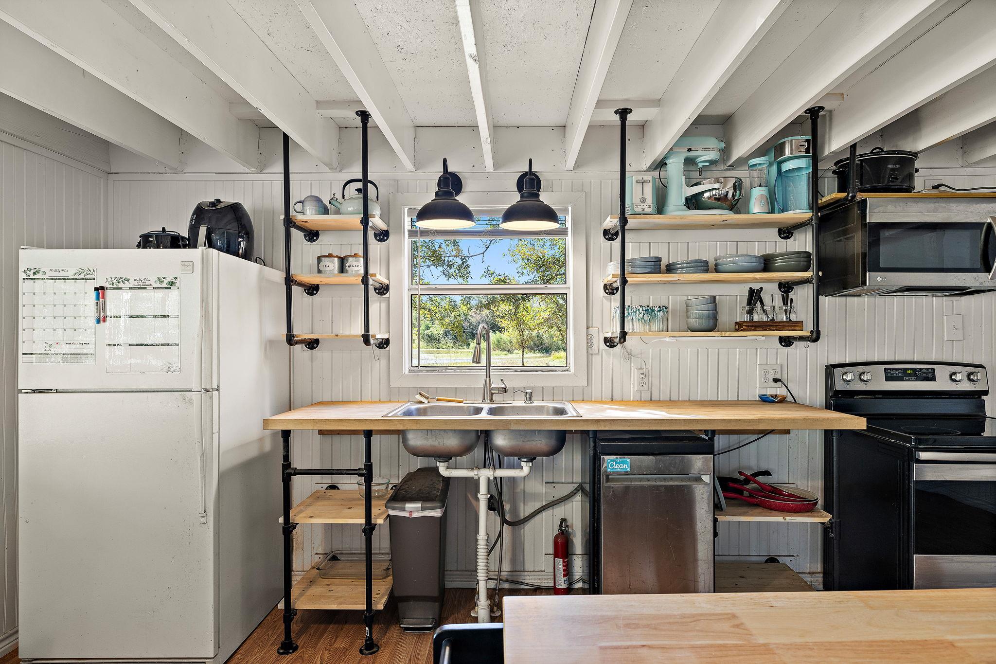 131 Moccasin Bend Dr, Smithville, TX 78957