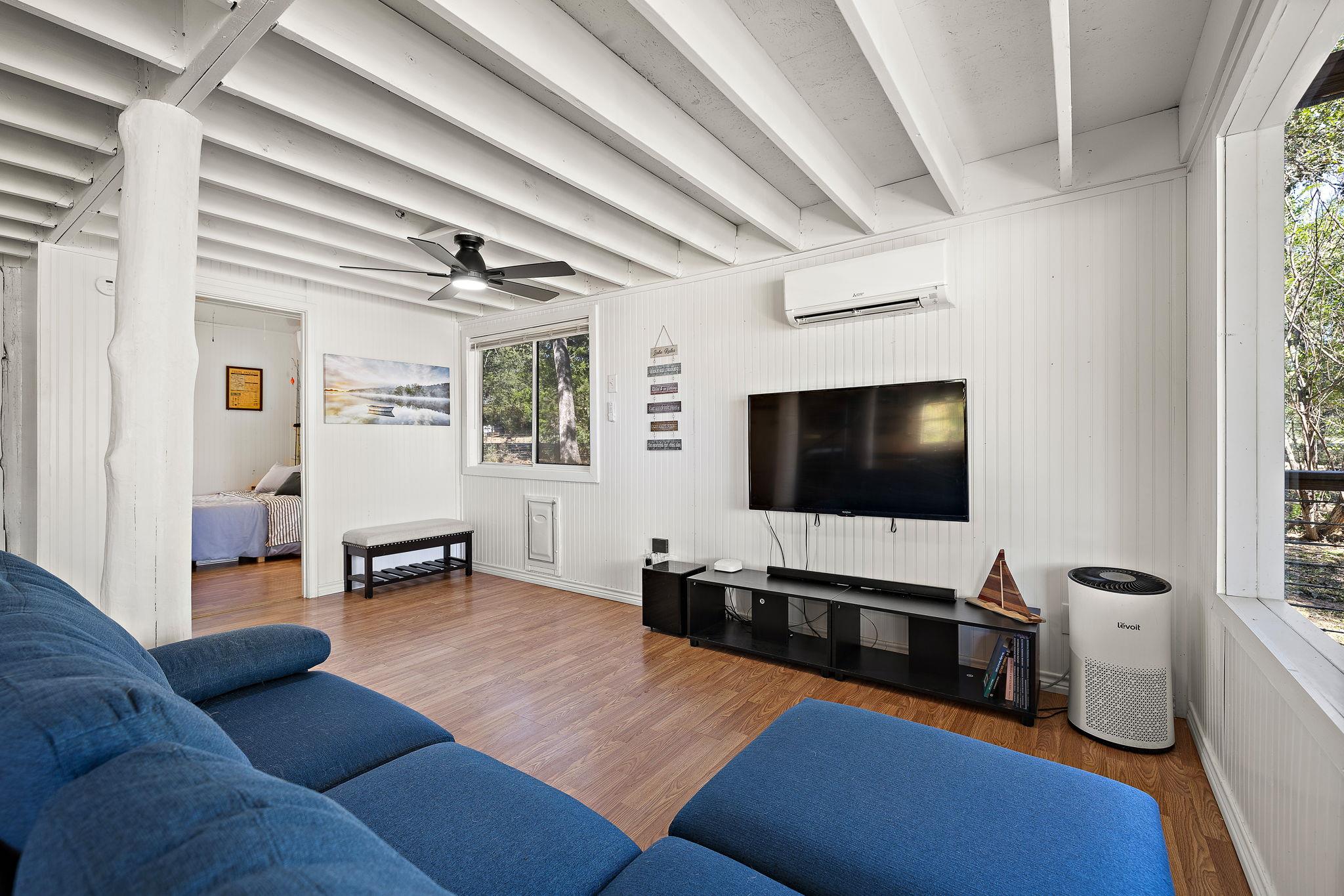 131 Moccasin Bend Dr, Smithville, TX 78957