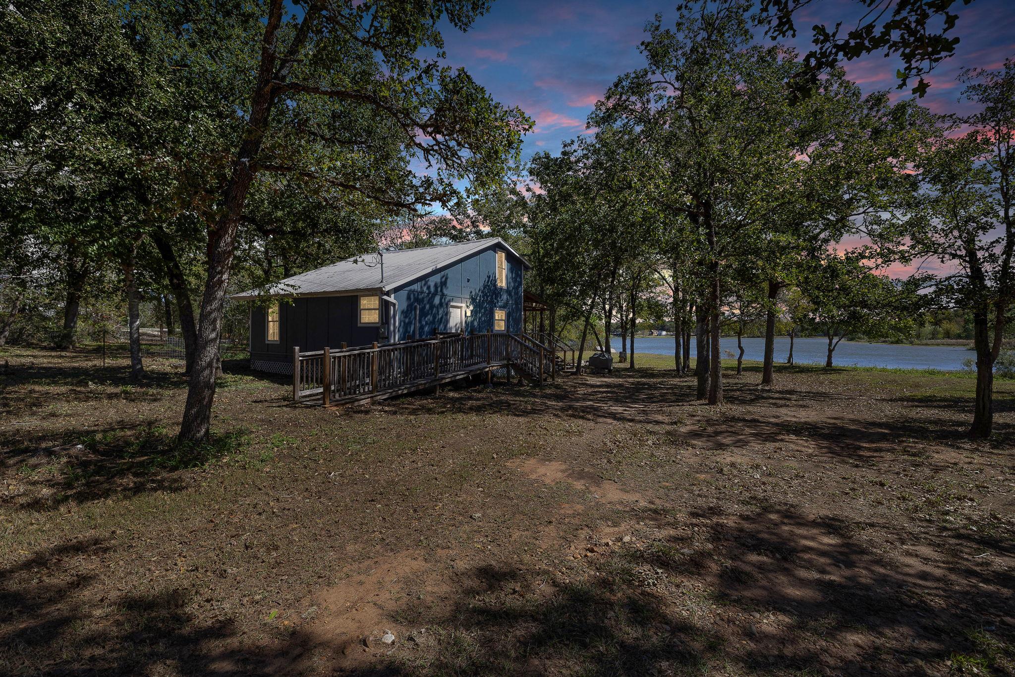 131 Moccasin Bend Dr, Smithville, TX 78957