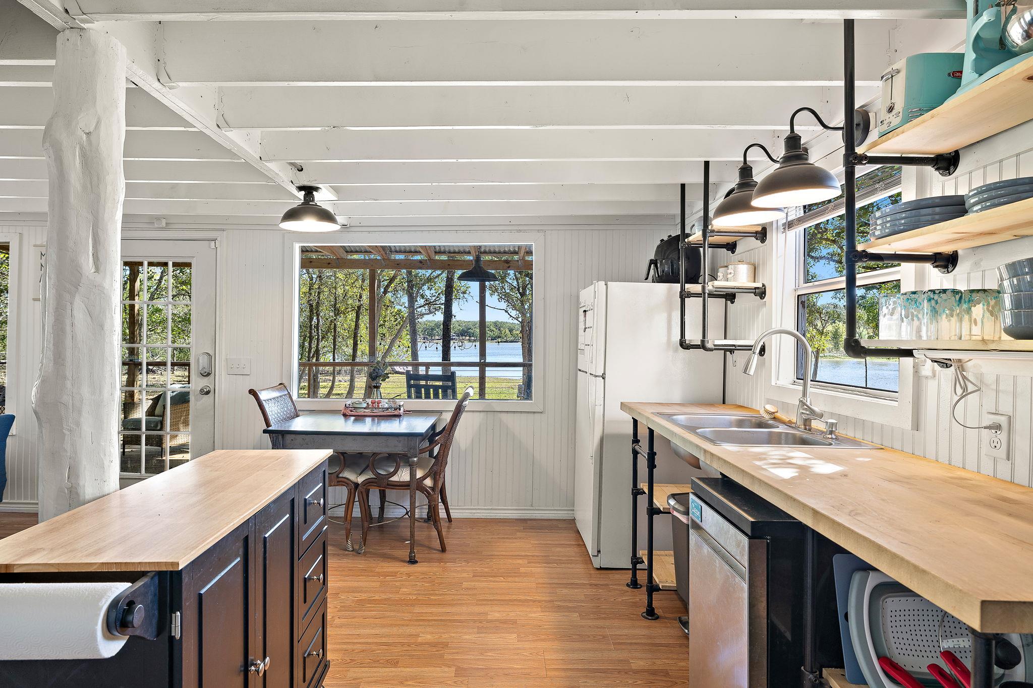 131 Moccasin Bend Dr, Smithville, TX 78957