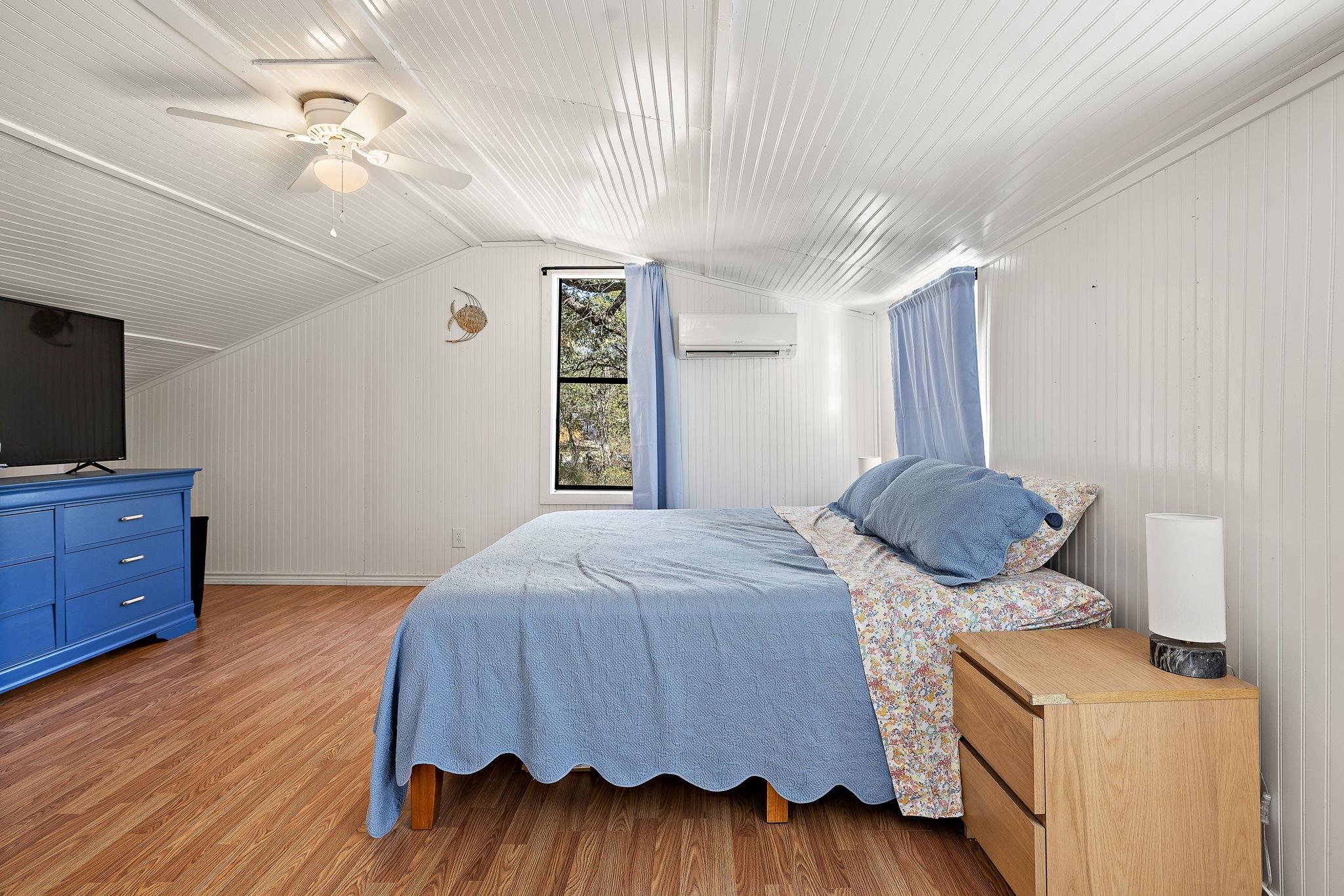 131 Moccasin Bend Dr, Smithville, TX 78957