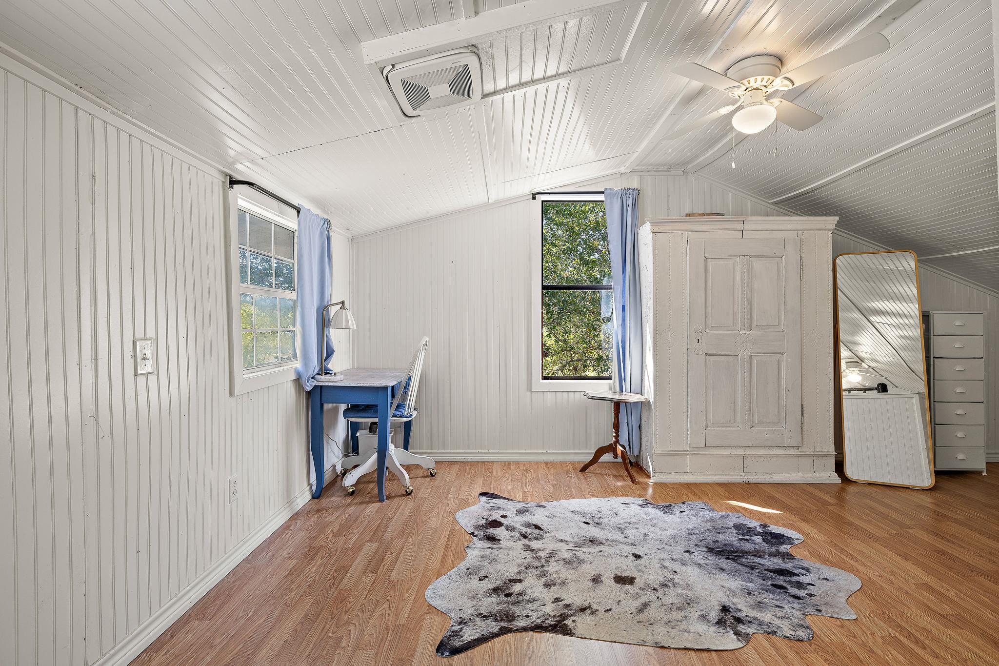 131 Moccasin Bend Dr, Smithville, TX 78957