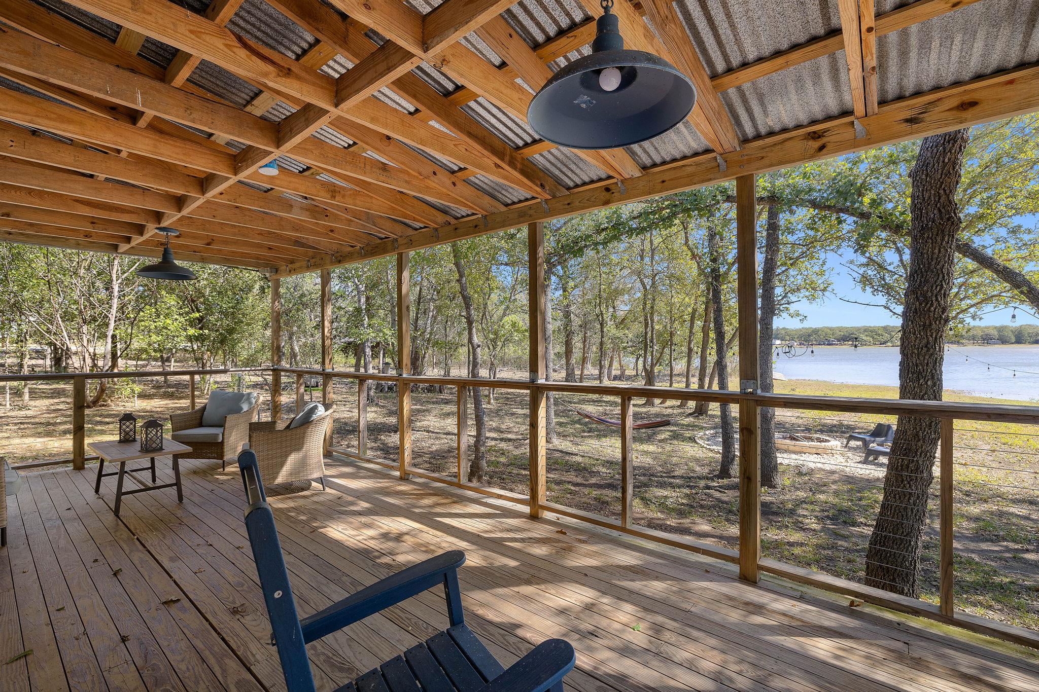 131 Moccasin Bend Dr, Smithville, TX 78957