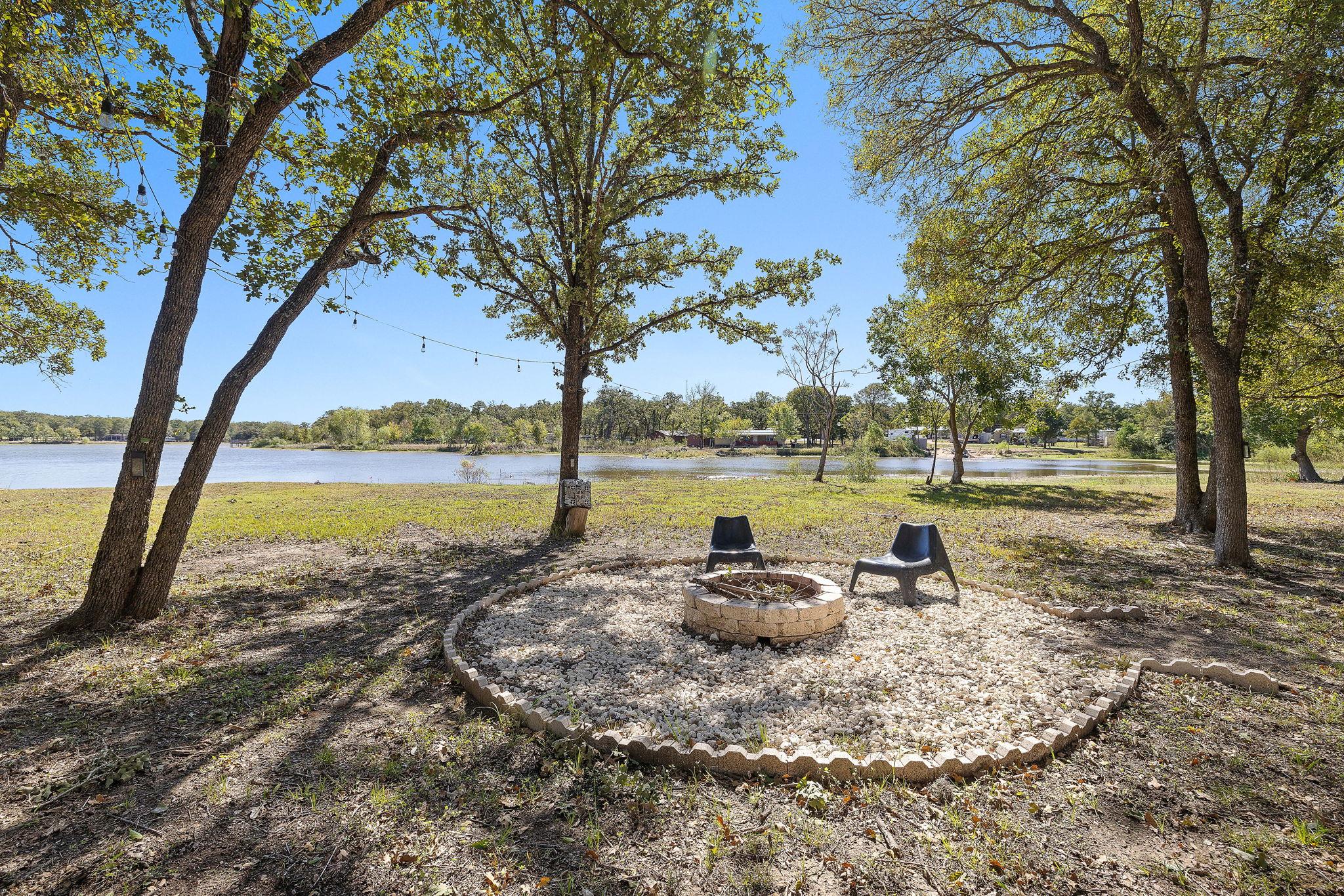 131 Moccasin Bend Dr, Smithville, TX 78957