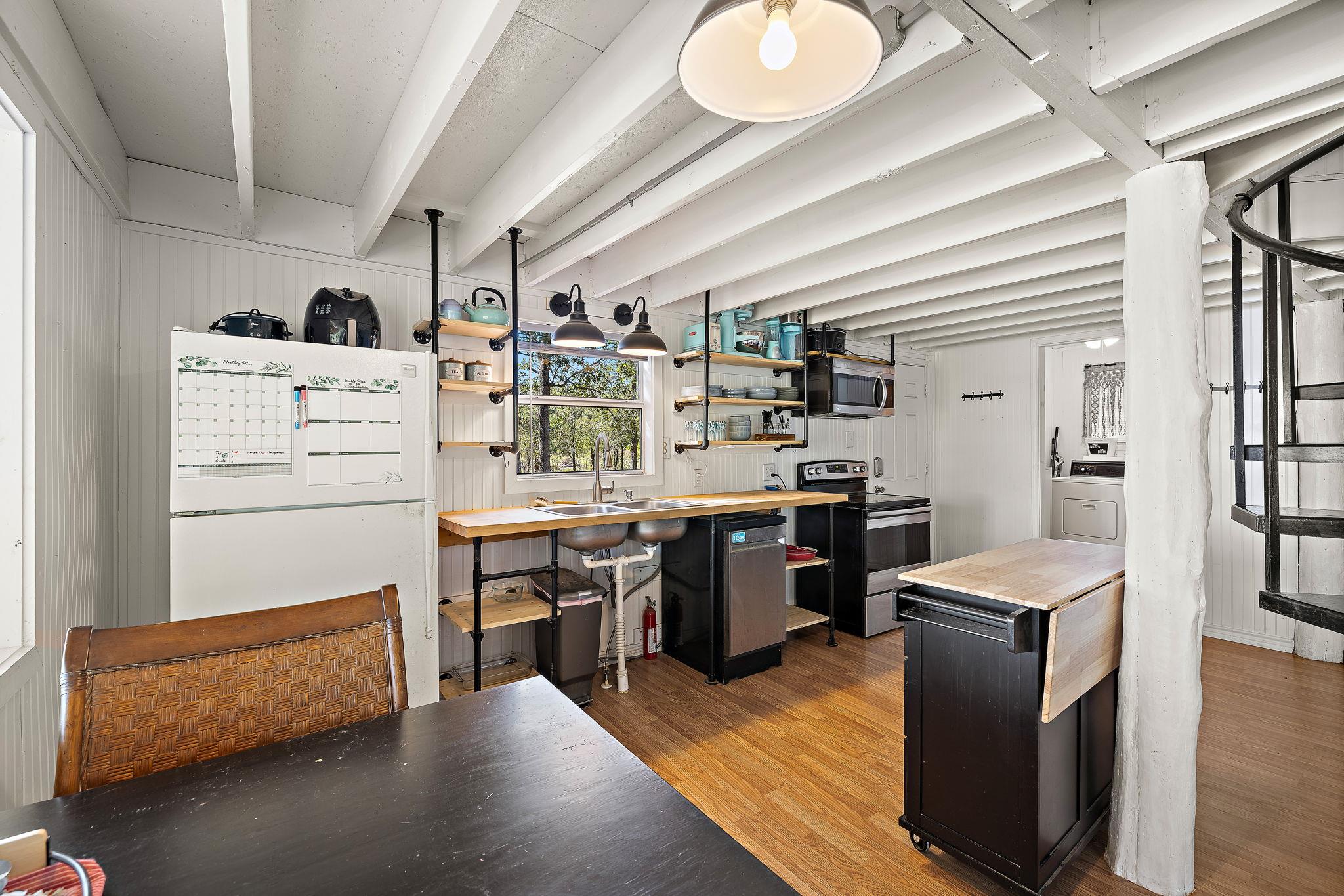 131 Moccasin Bend Dr, Smithville, TX 78957