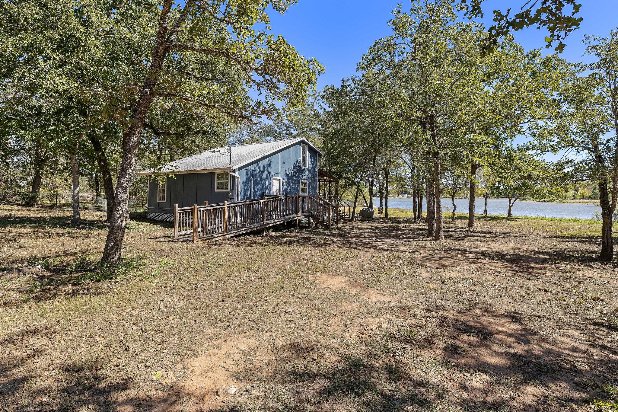 131 Moccasin Bend Dr, Smithville, TX 78957
