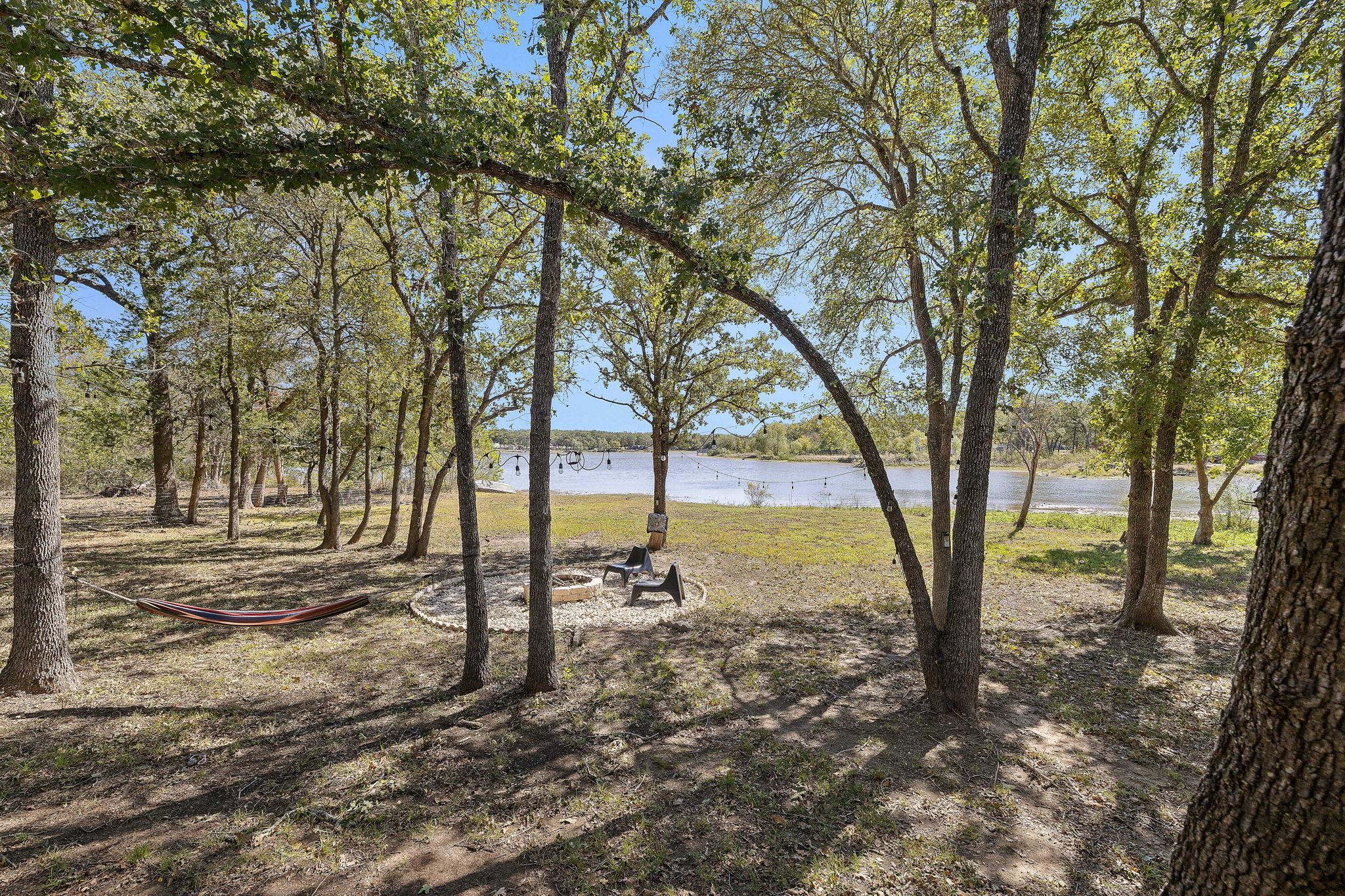 131 Moccasin Bend Dr, Smithville, TX 78957