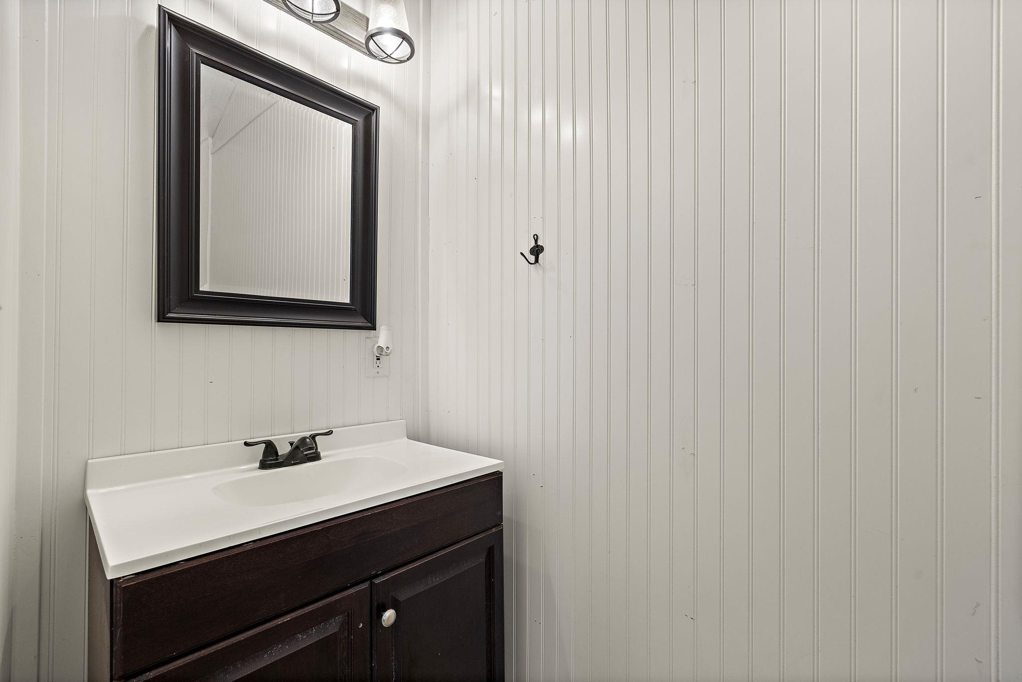 131 Moccasin Bend Dr, Smithville, TX 78957