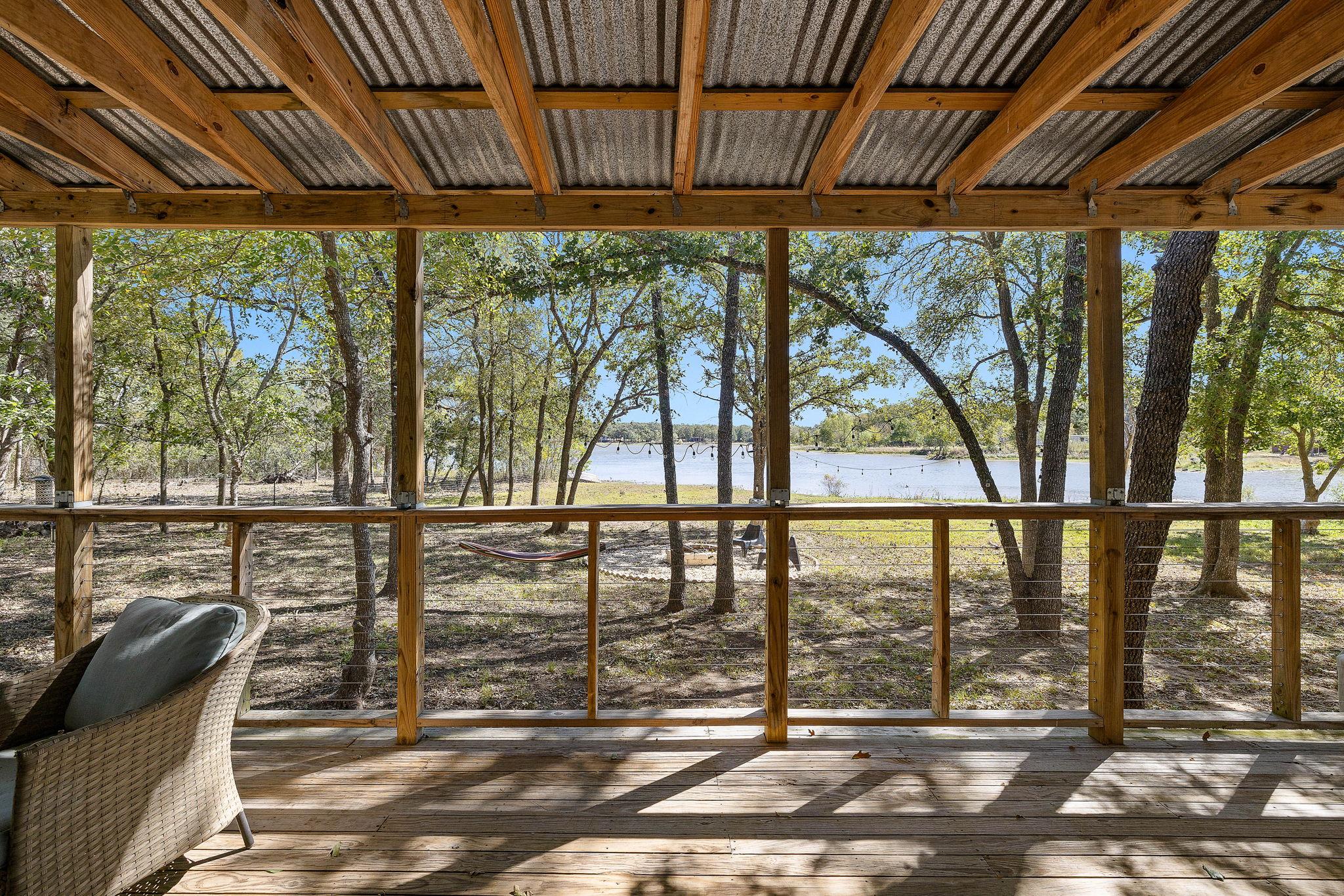 131 Moccasin Bend Dr, Smithville, TX 78957