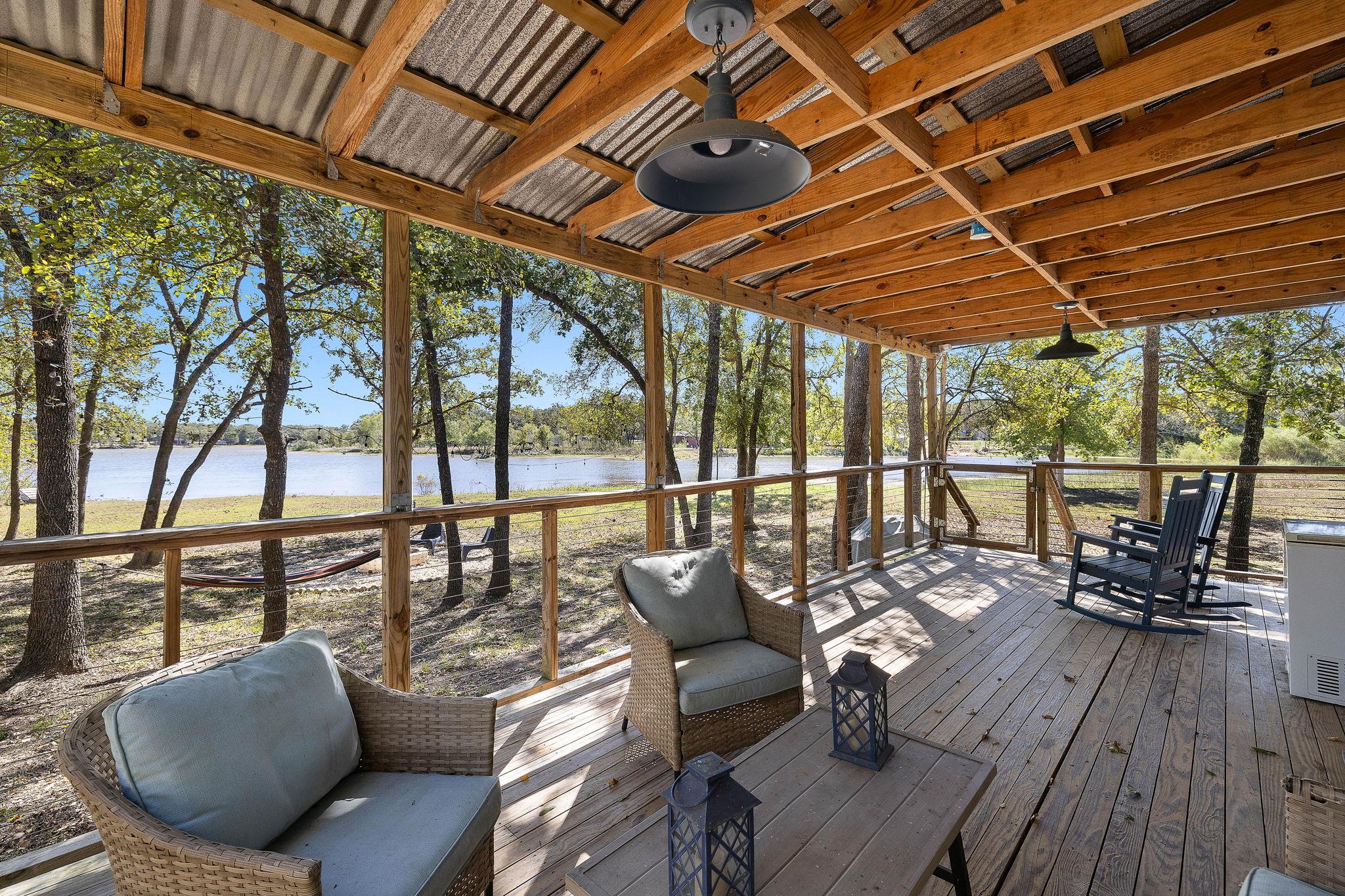 131 Moccasin Bend Dr, Smithville, TX 78957