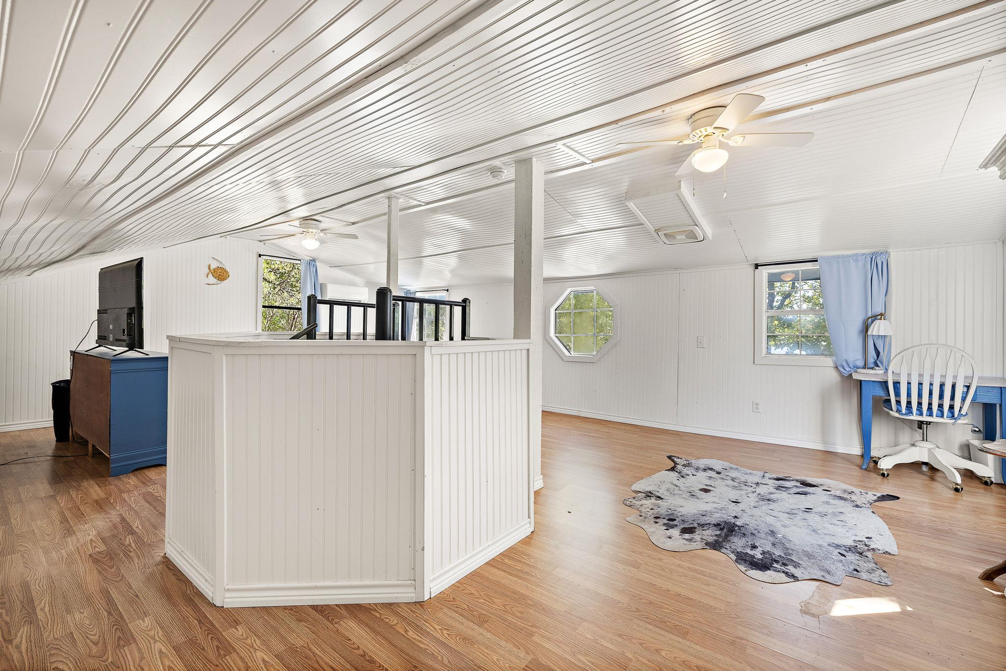 131 Moccasin Bend Dr, Smithville, TX 78957