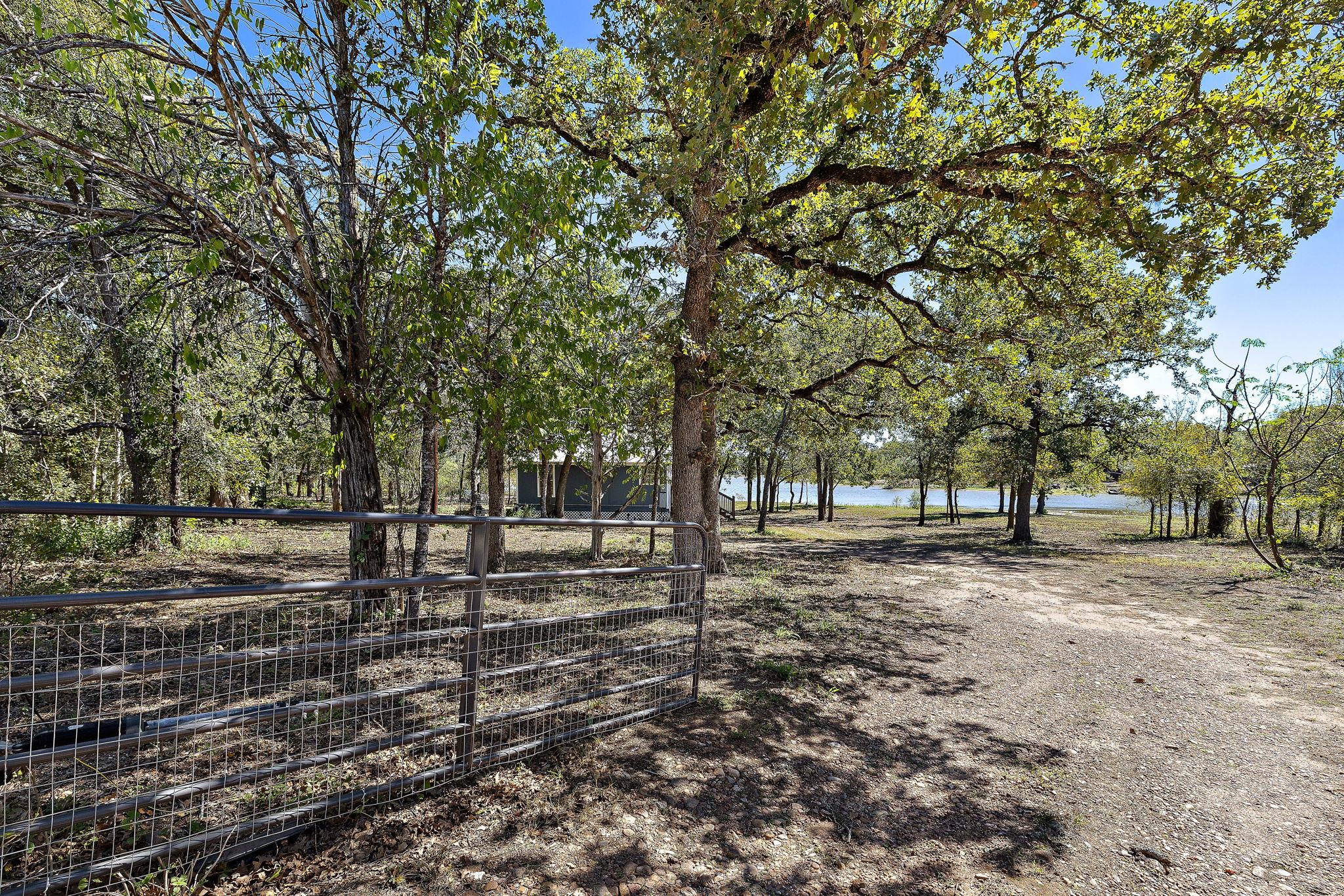 131 Moccasin Bend Dr, Smithville, TX 78957