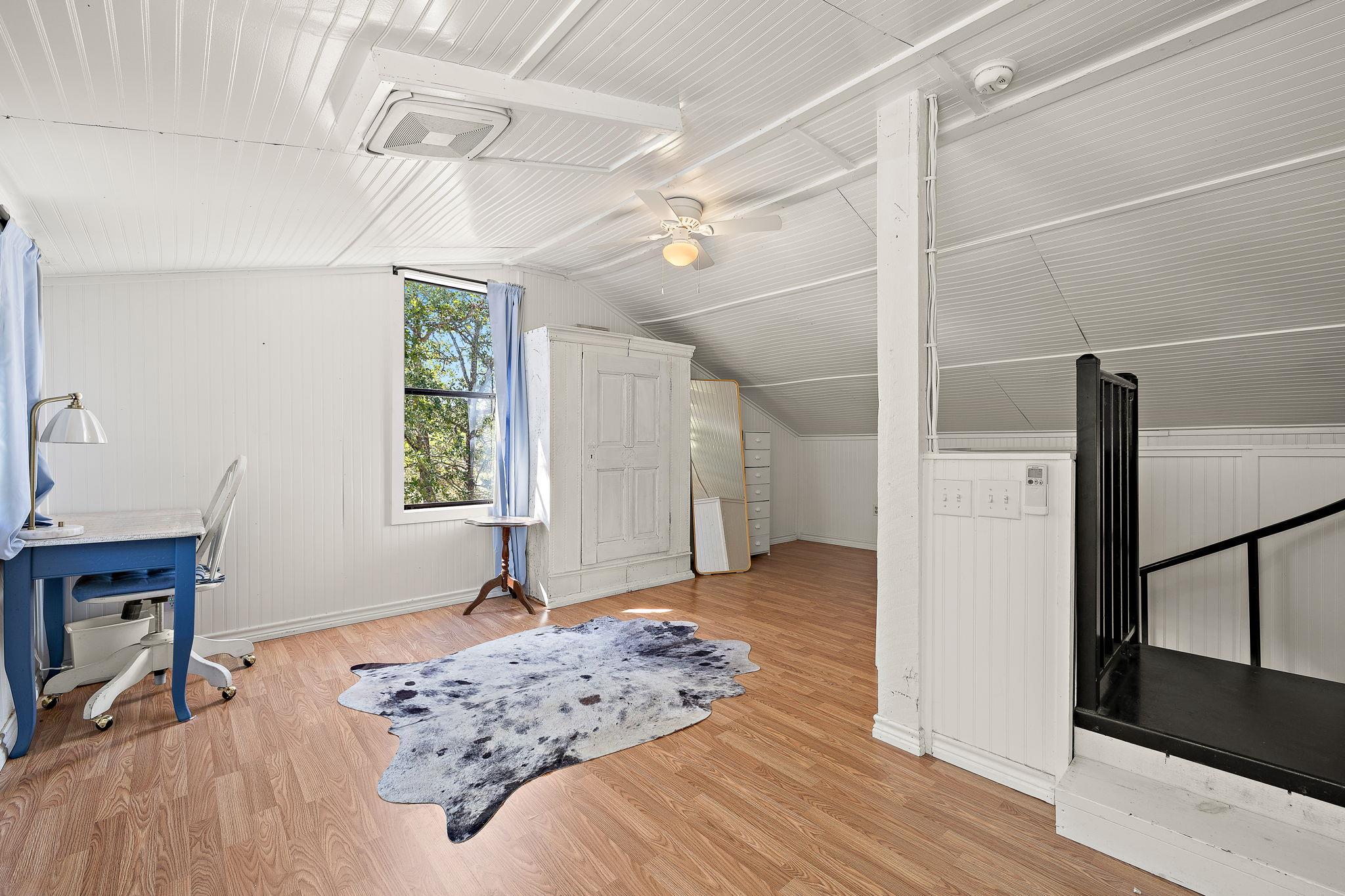 131 Moccasin Bend Dr, Smithville, TX 78957