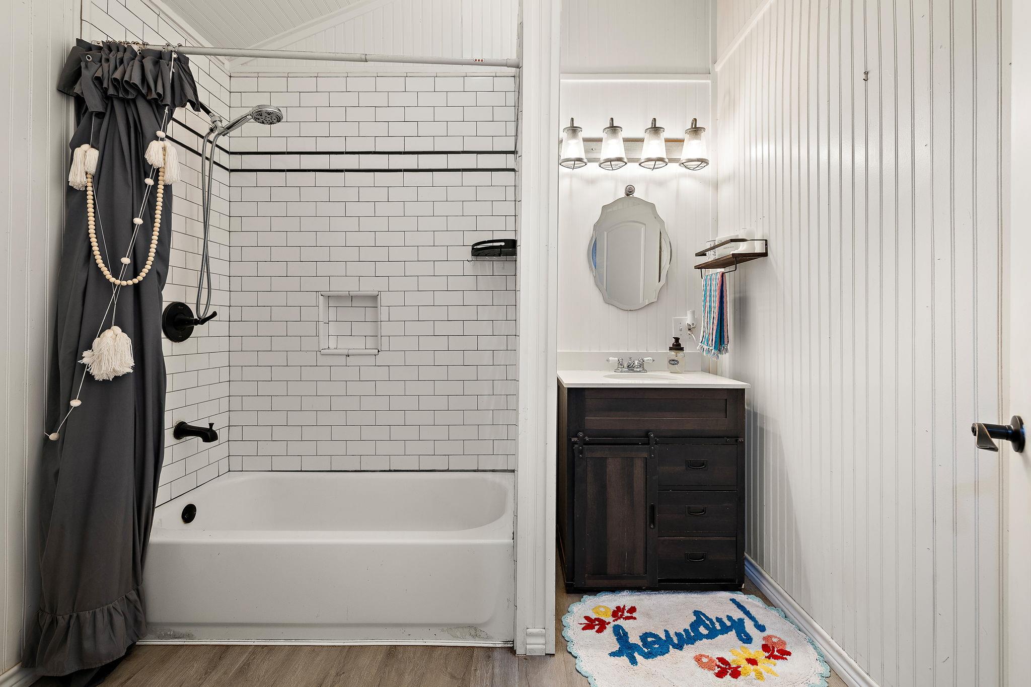 131 Moccasin Bend Dr, Smithville, TX 78957