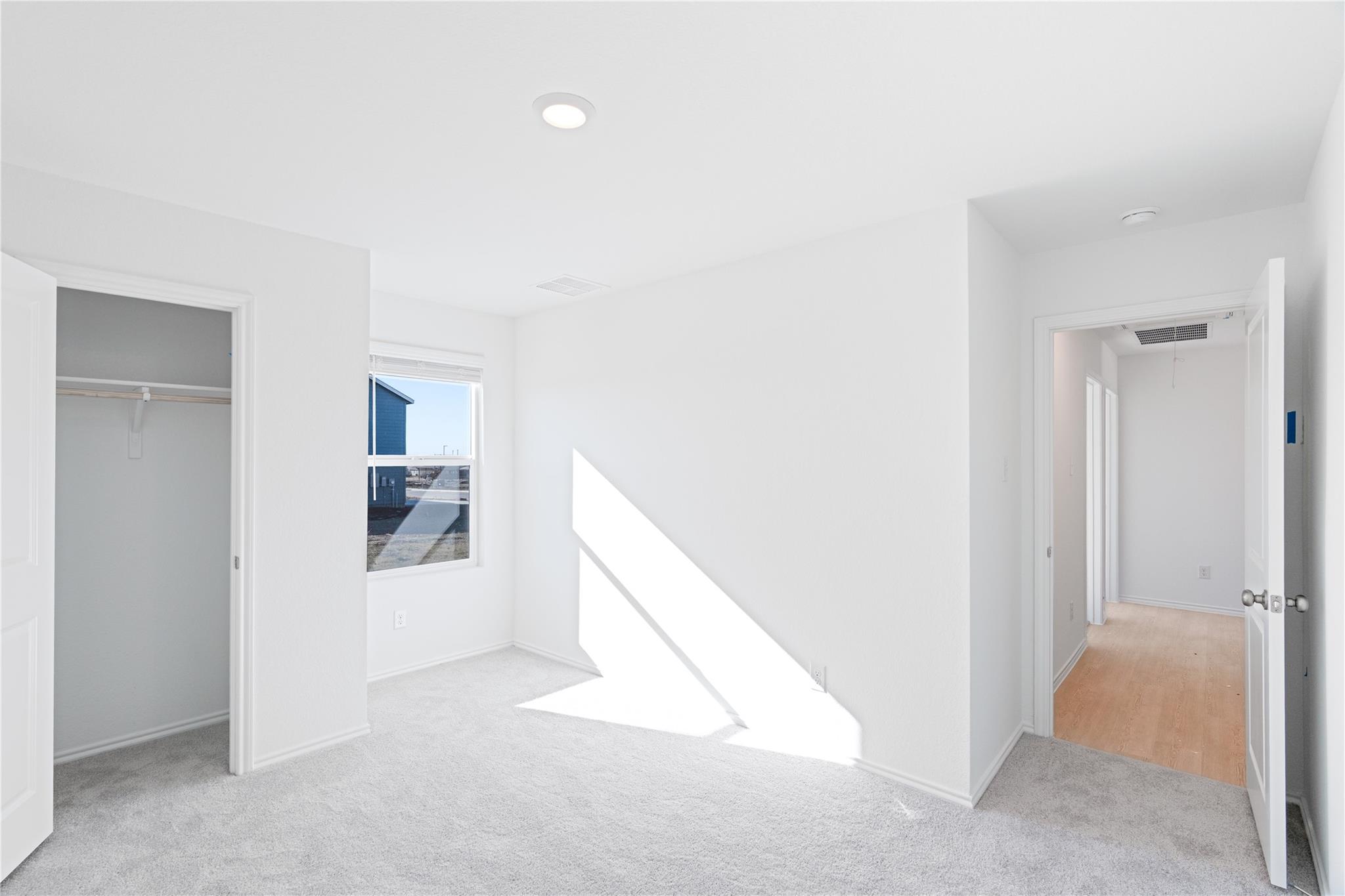 241 Kings Row Ln, Jarrell, TX 76537