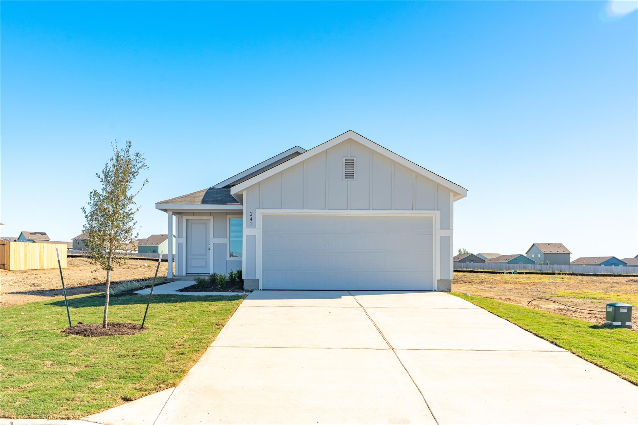 241 Kings Row Ln, Jarrell, TX 76537