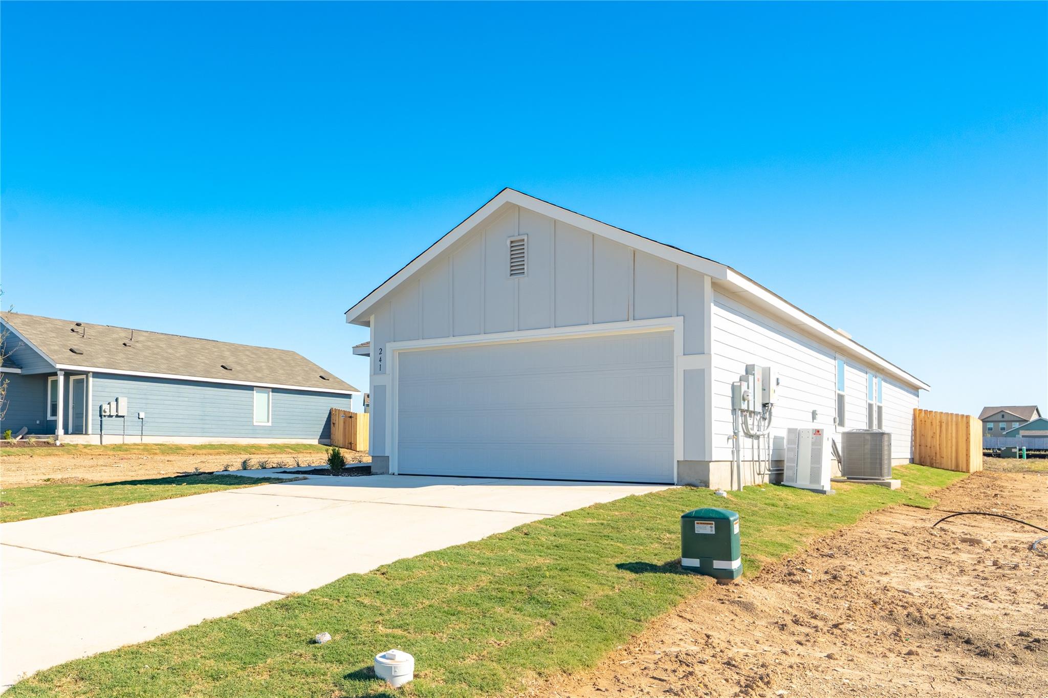 241 Kings Row Ln, Jarrell, TX 76537