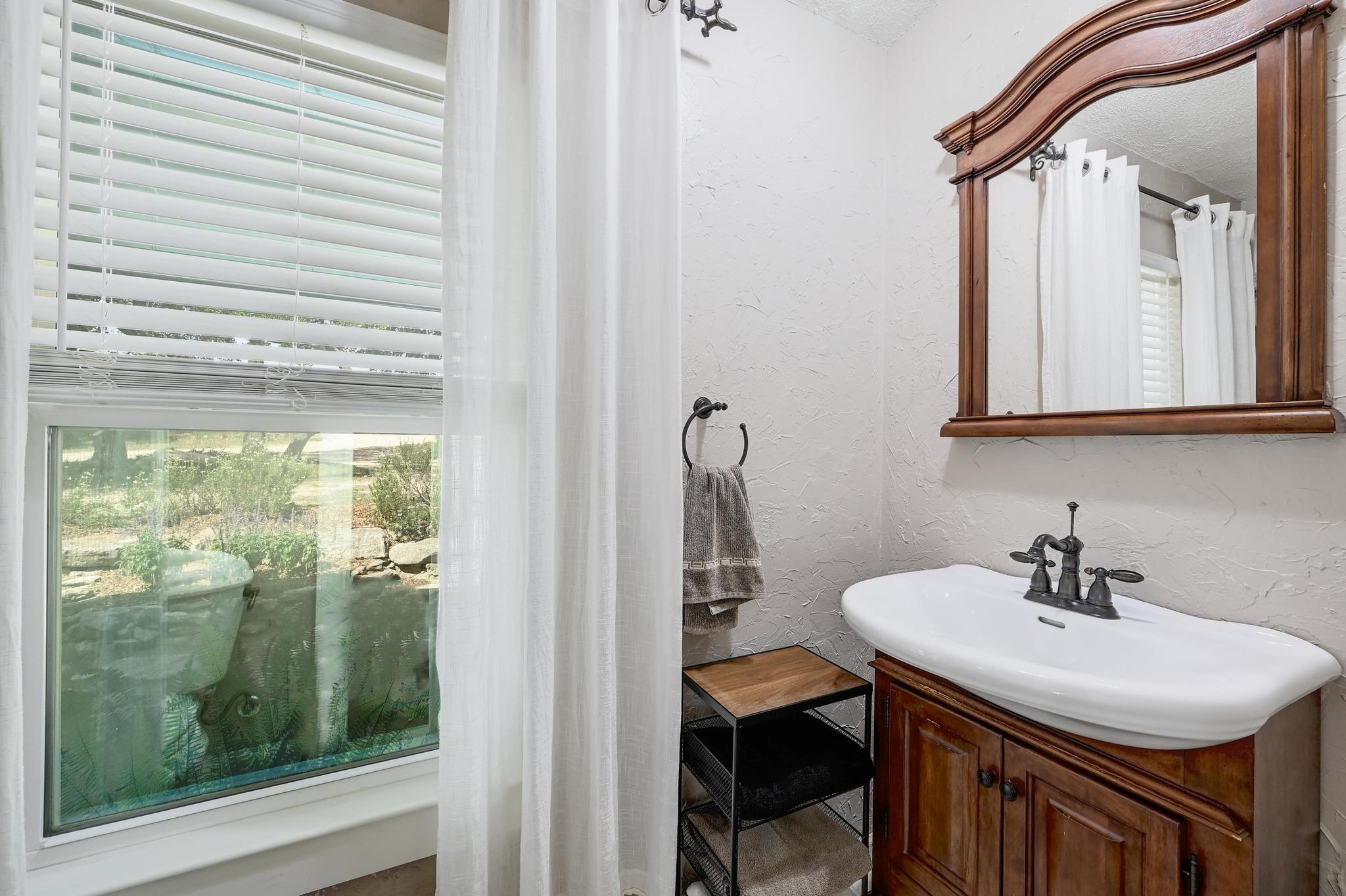 120 Buena Vista Vis, Blanco, TX 78606