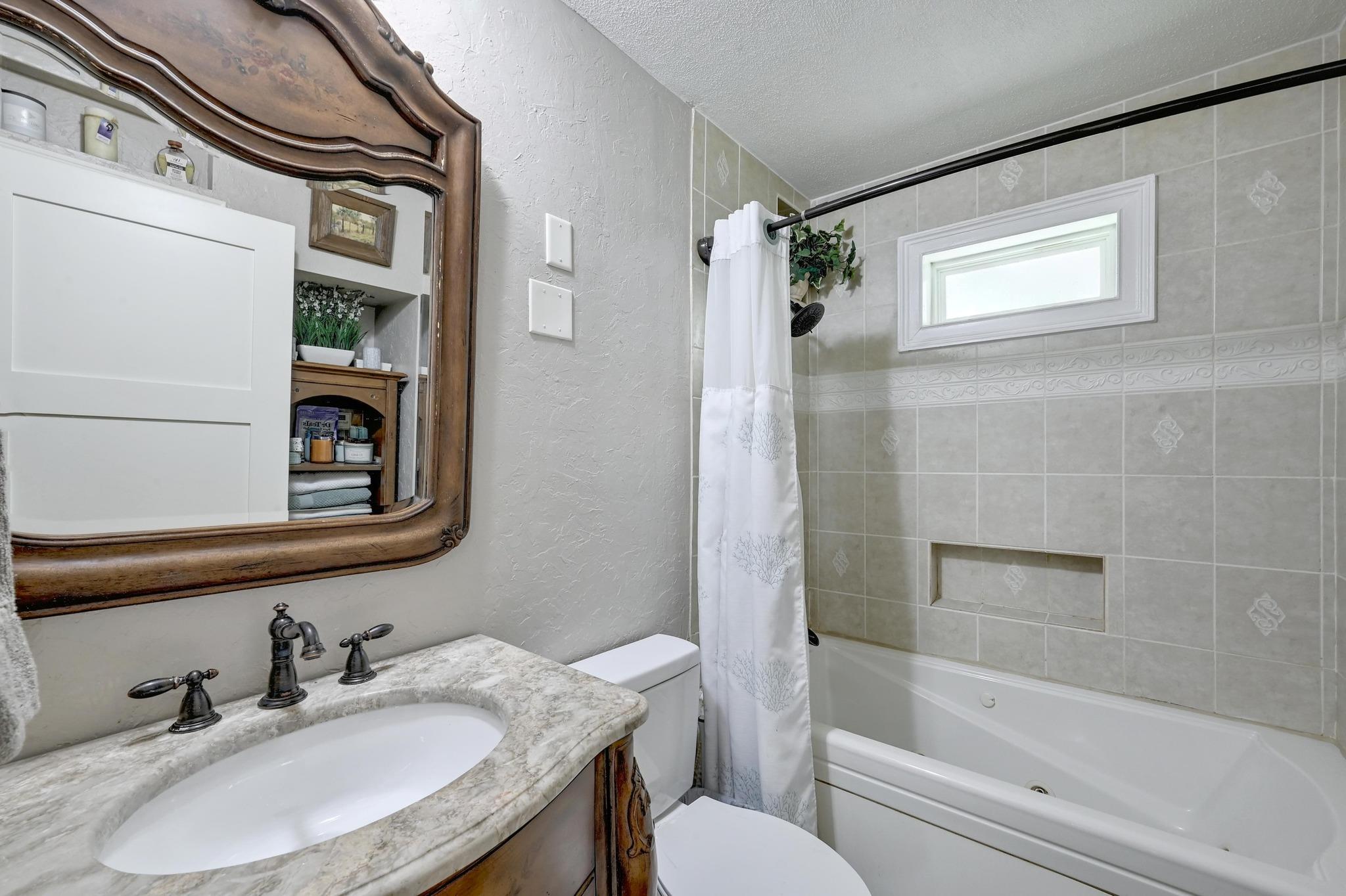 120 Buena Vista Vis, Blanco, TX 78606