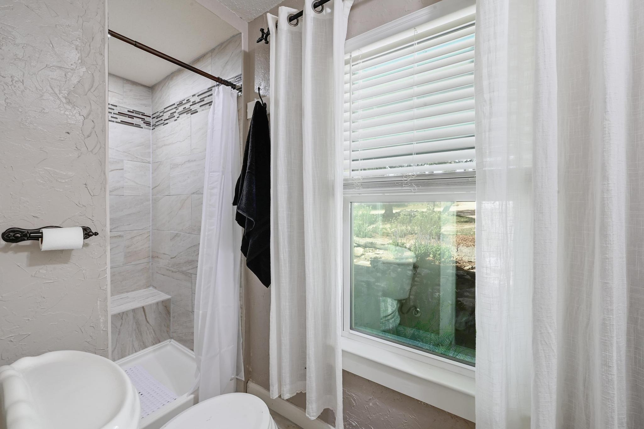 120 Buena Vista Vis, Blanco, TX 78606