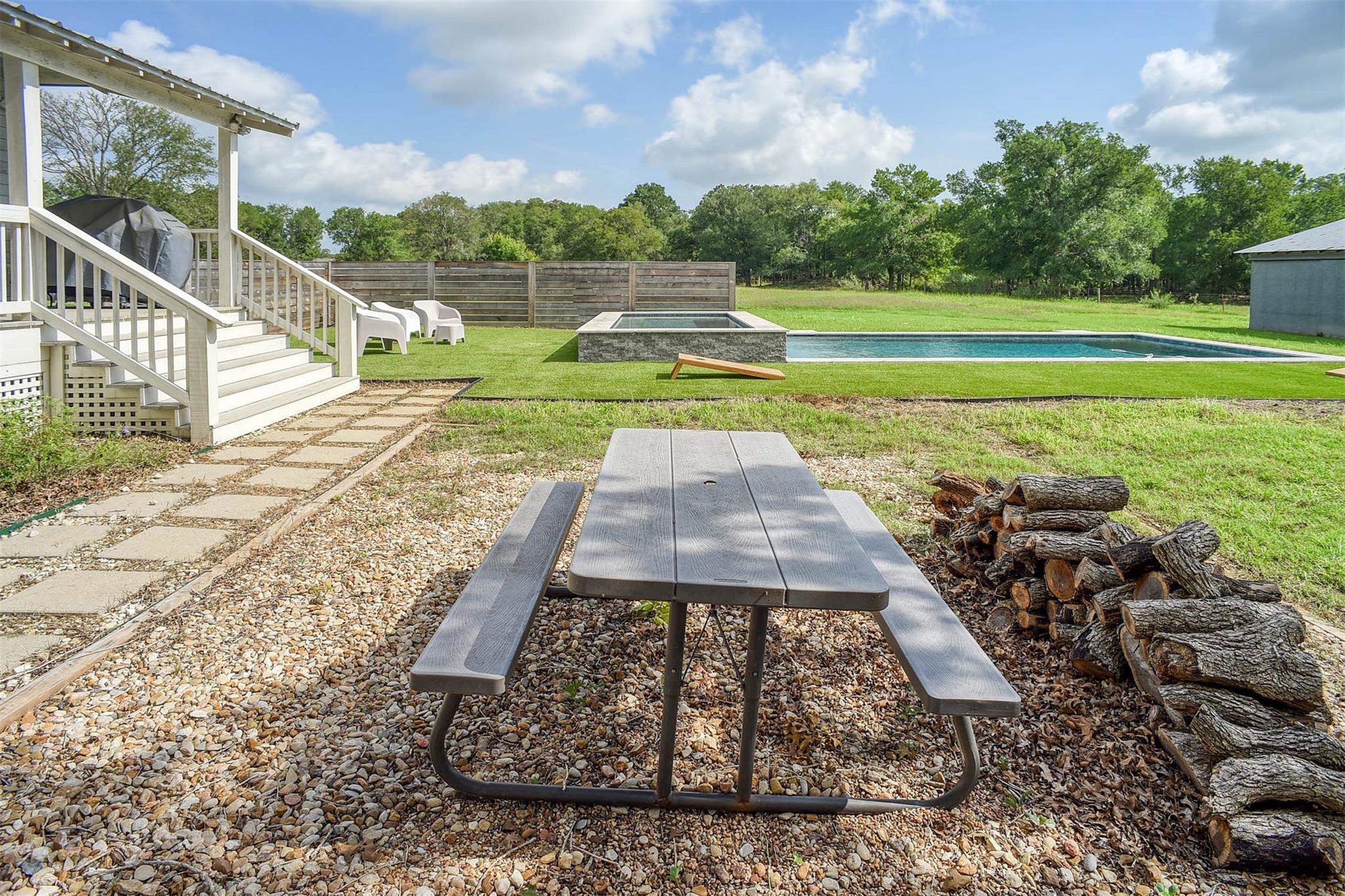 141 Grassyville Rd, Paige, TX 78659