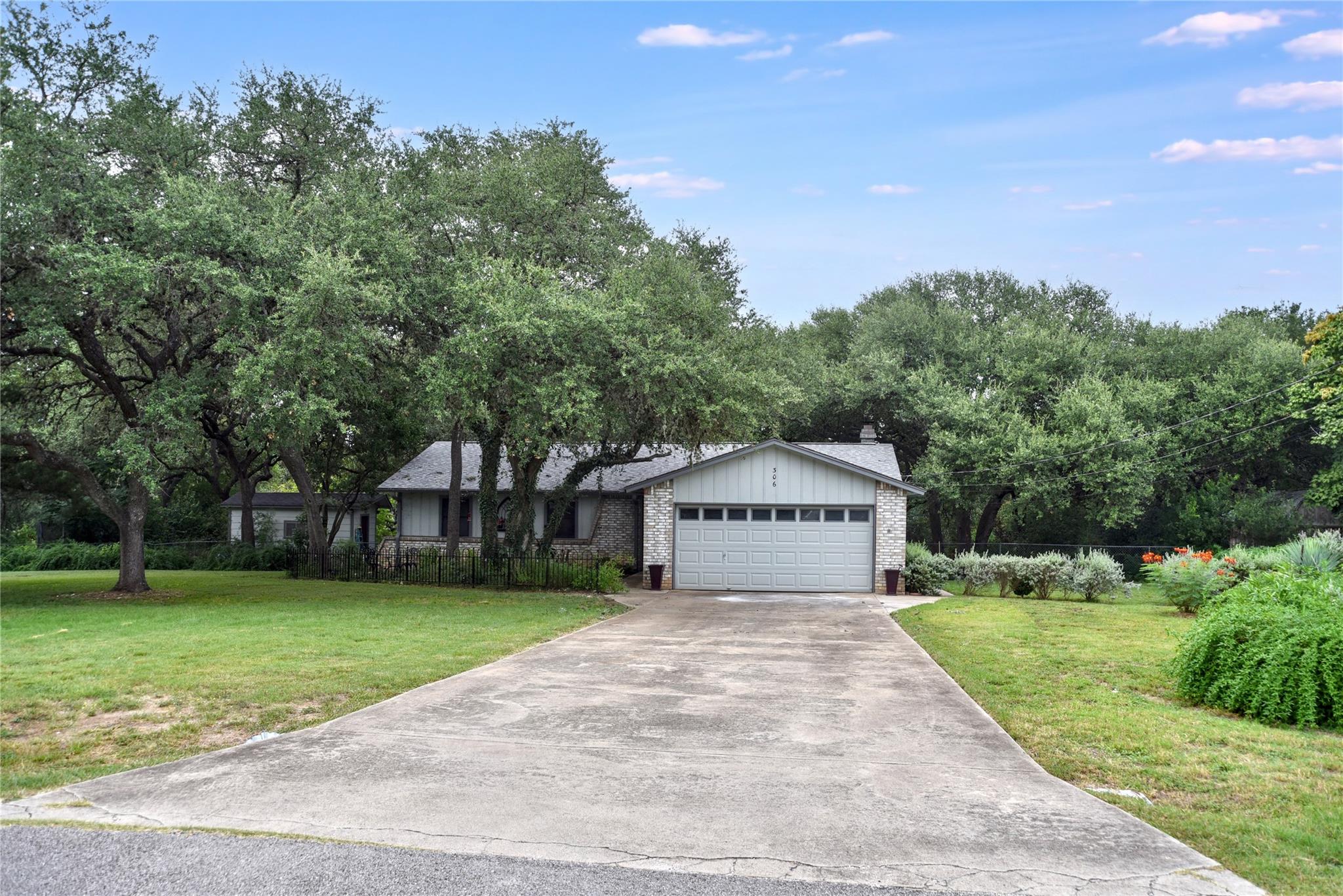 306 Deerwood Dr, San Marcos, TX 78666