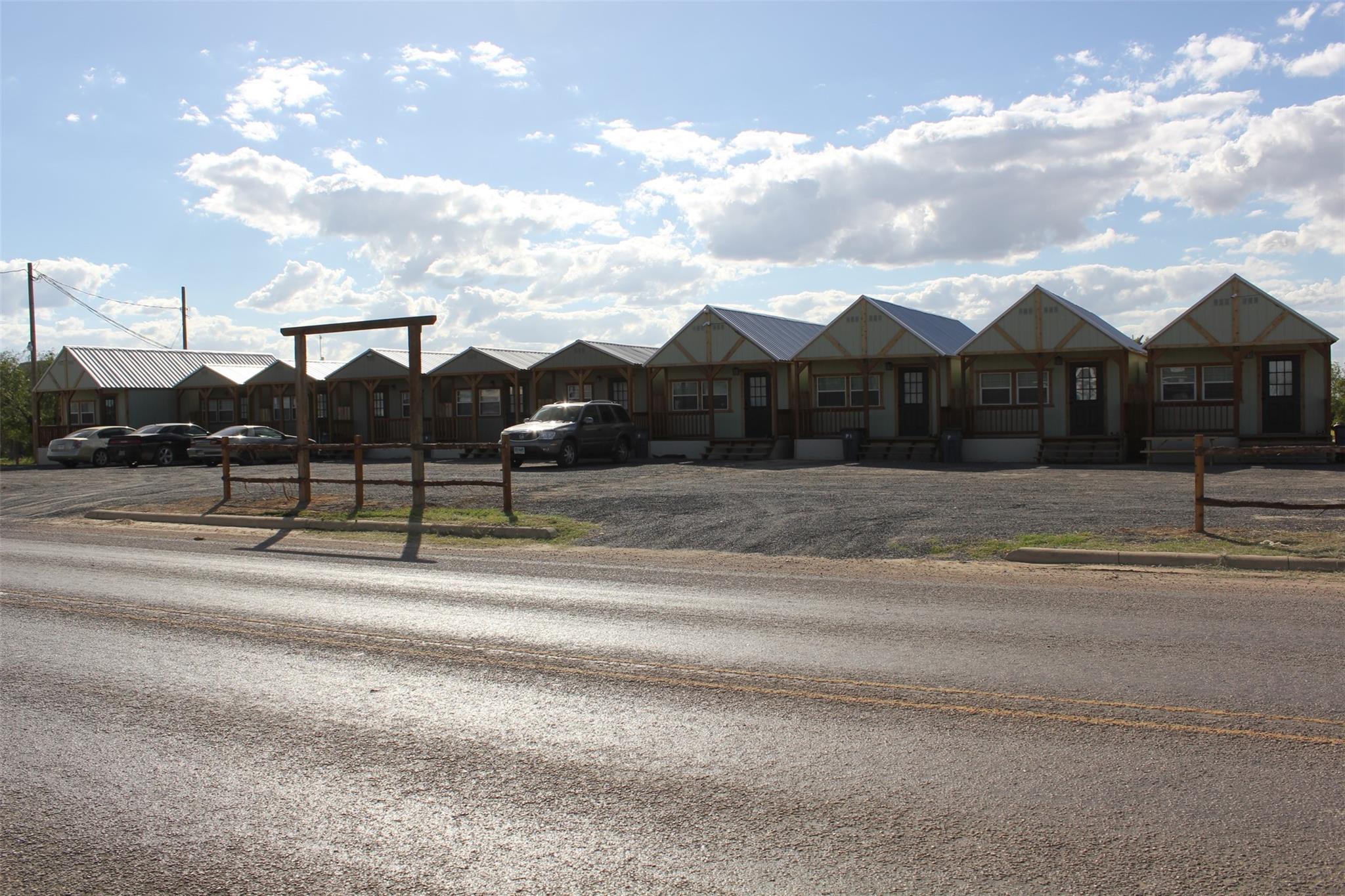 10 S Commerce St, Big Wells, TX 78830