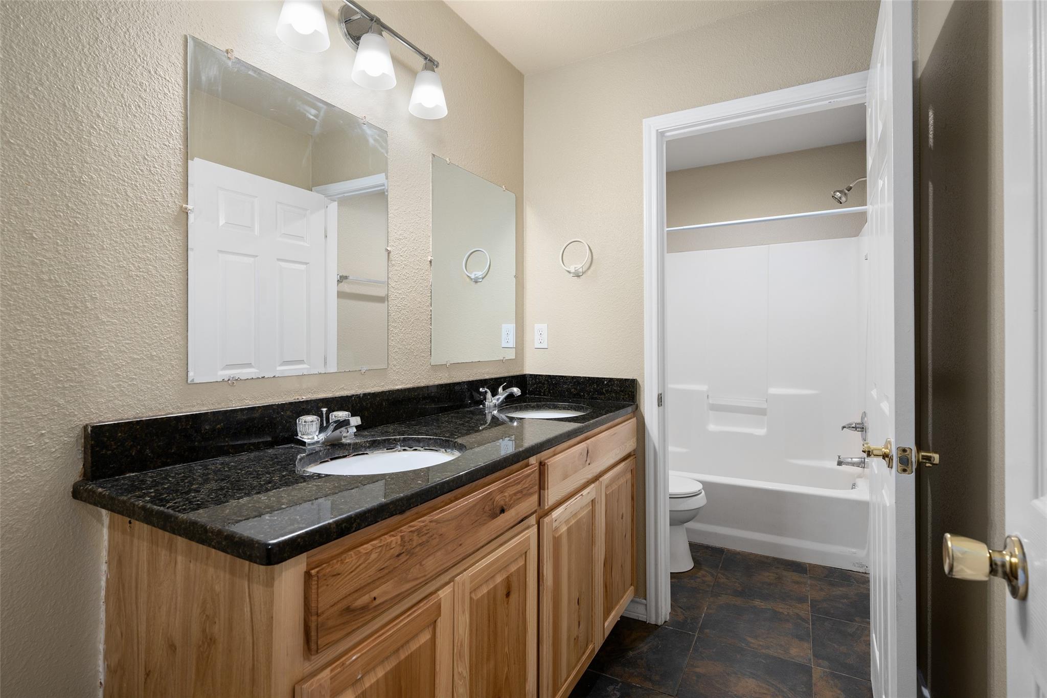 521 & 525 W Hutchison St, San Marcos, TX 78666