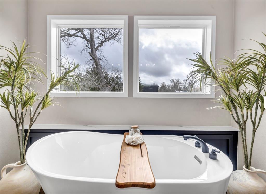 942 Chamberlin Rd, Dale, TX 78616