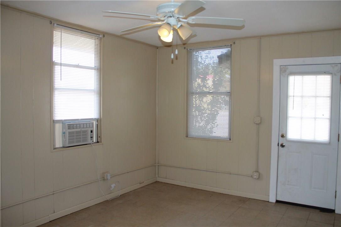 906 Haysel St, Bastrop, TX 78602