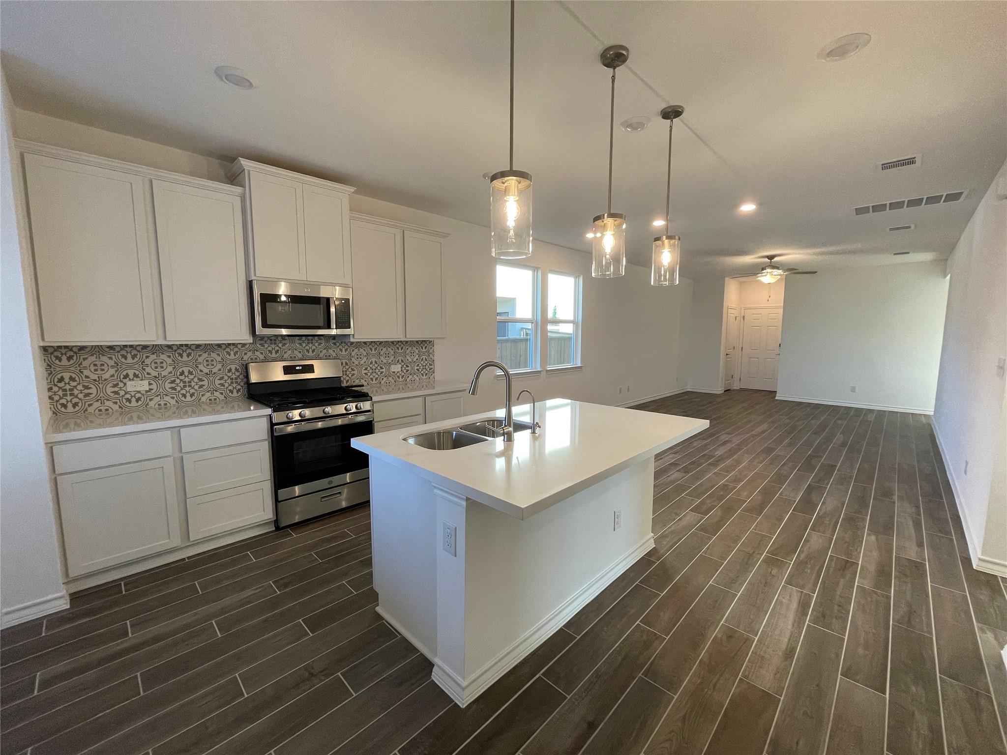 101 Thurman Holt Rd, Hutto, TX 78634