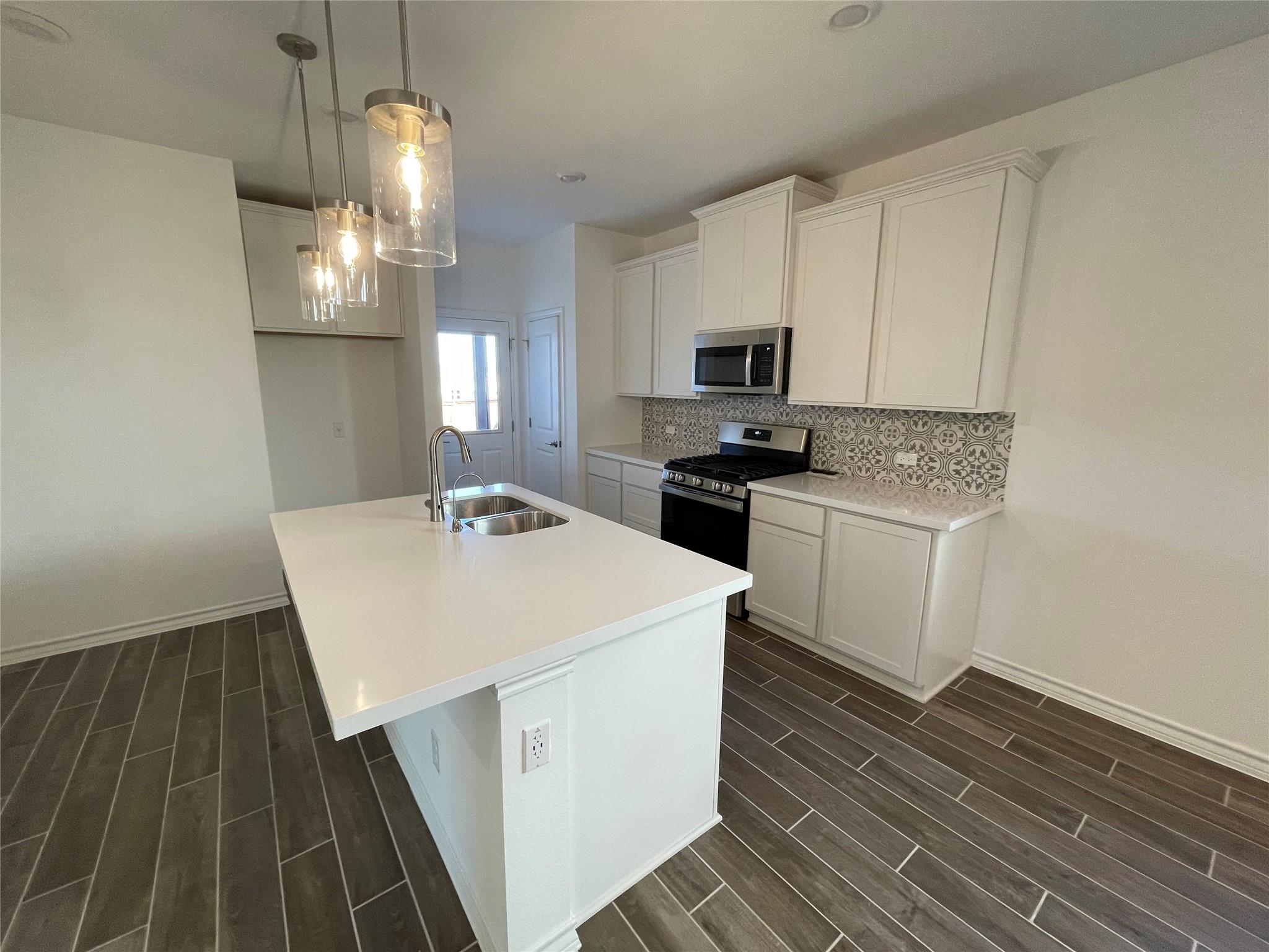 101 Thurman Holt Rd, Hutto, TX 78634