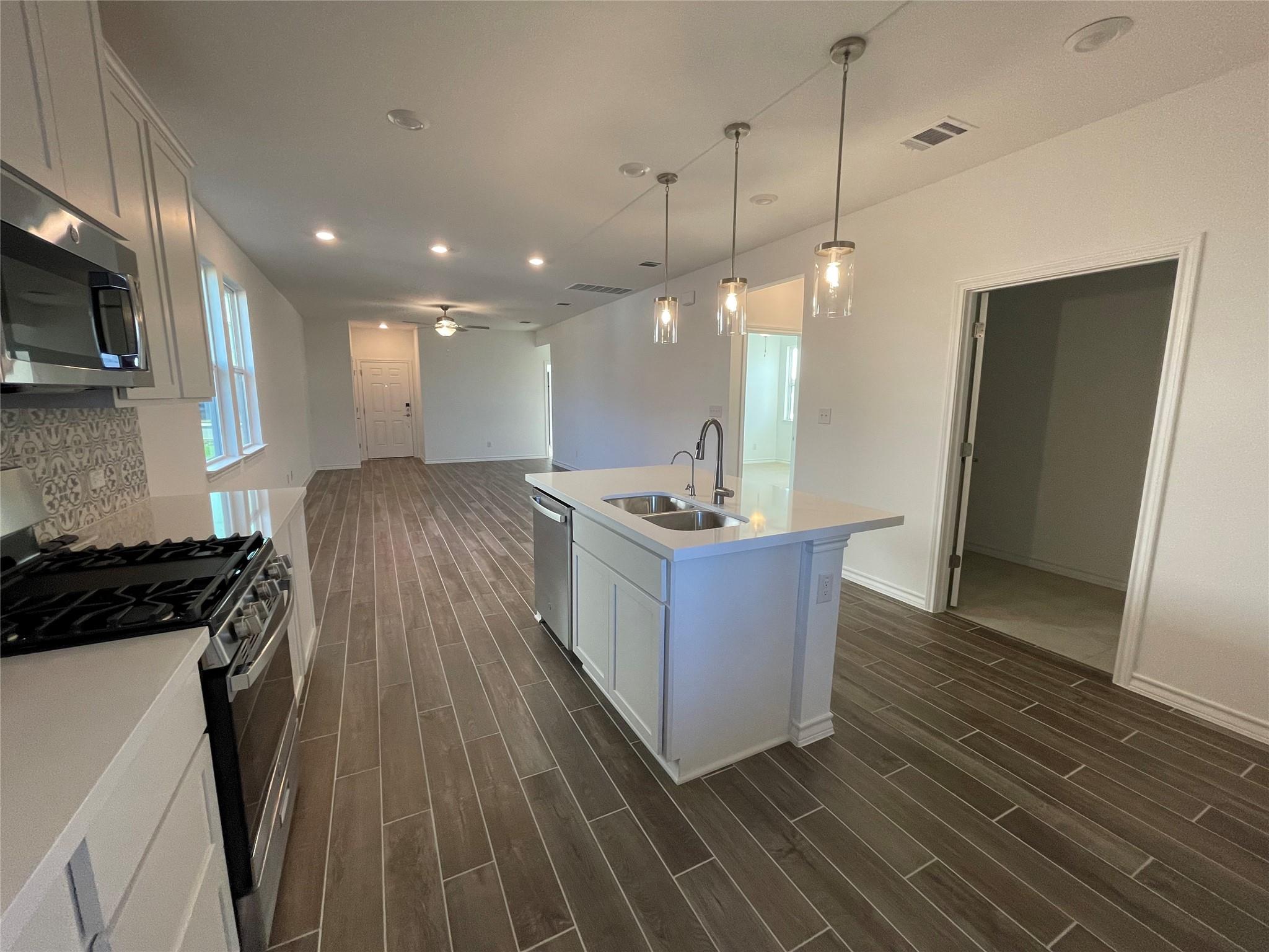 101 Thurman Holt Rd, Hutto, TX 78634