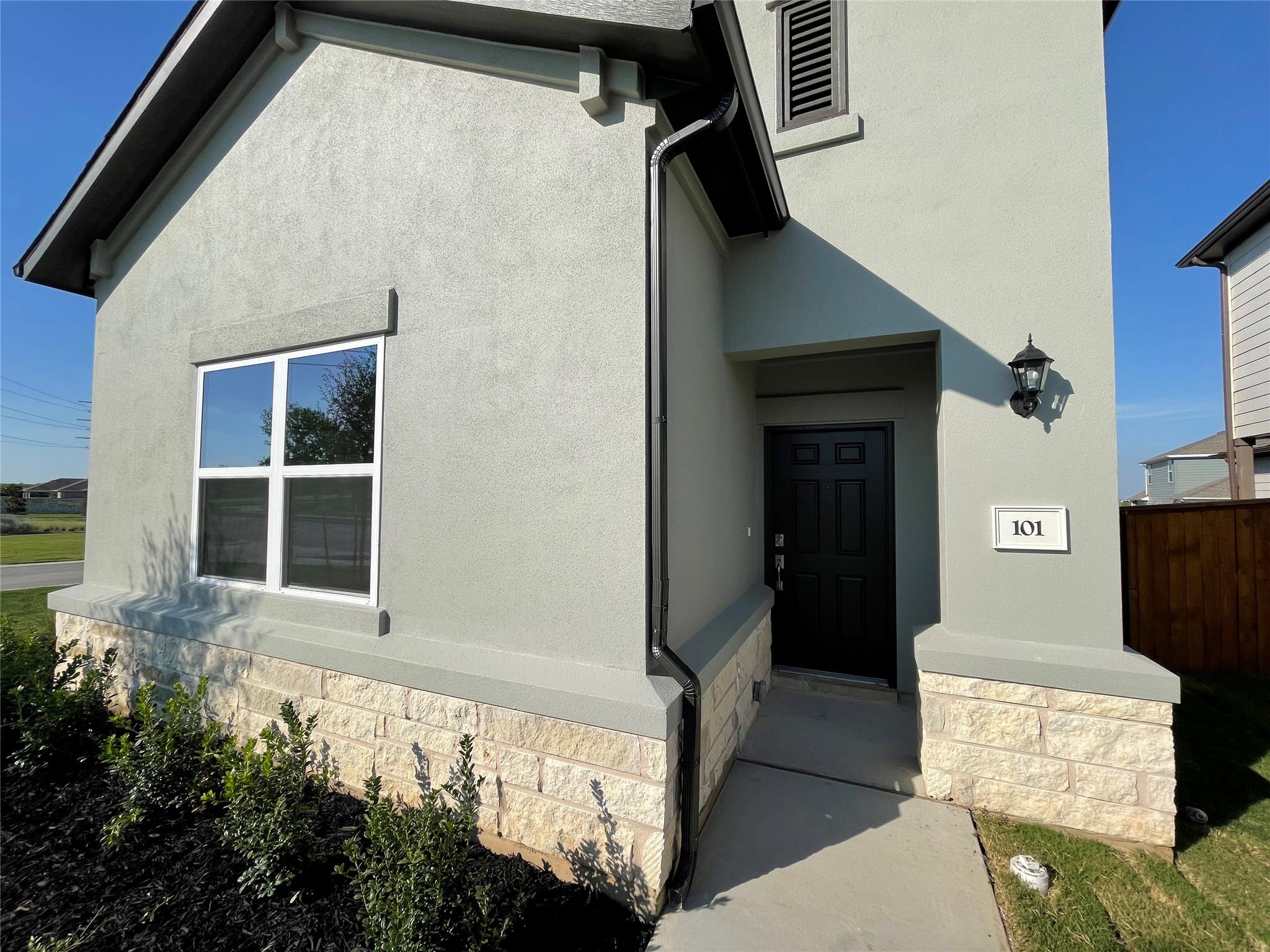 101 Thurman Holt Rd, Hutto, TX 78634