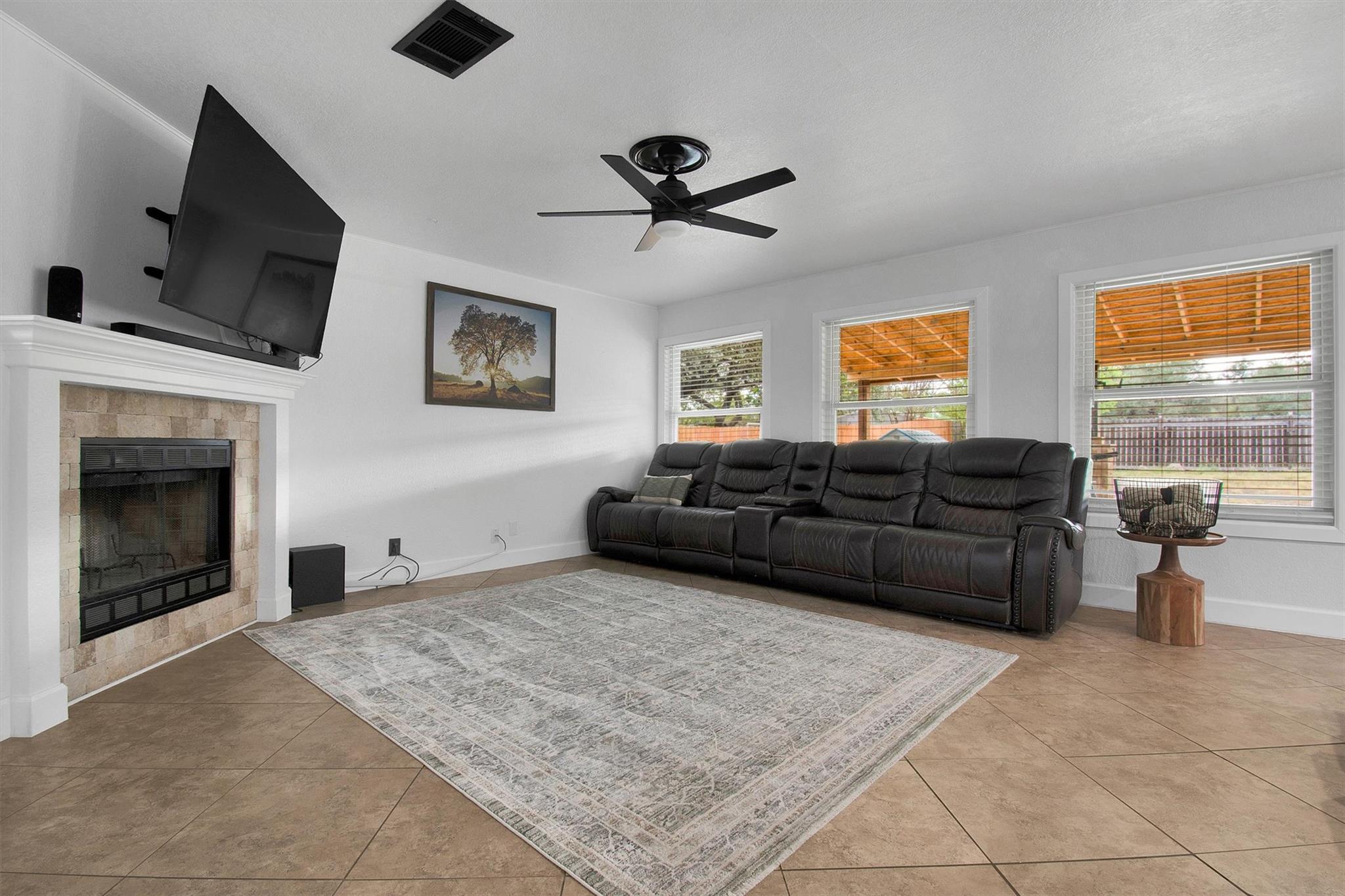 915 Tanglewood Dr, Leander, TX 78641