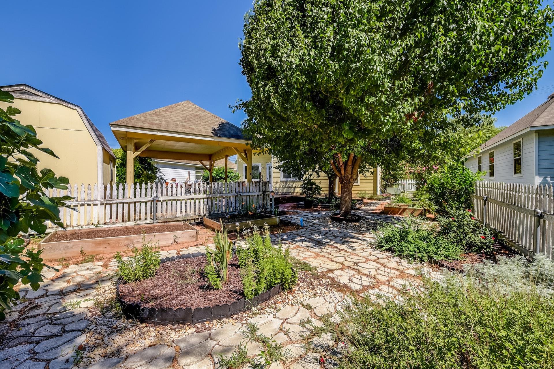 1504 E 19th St, Georgetown, TX 78626
